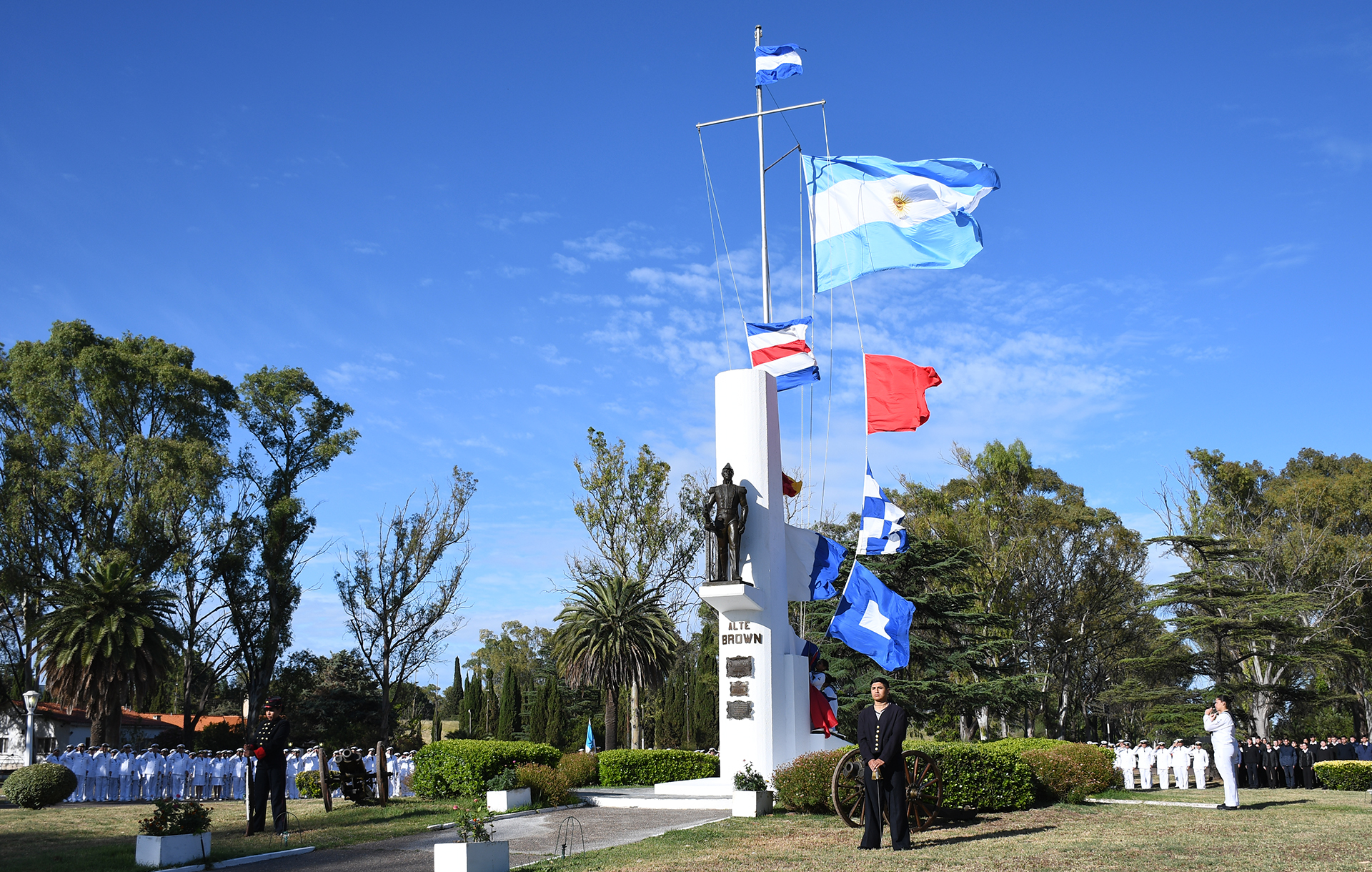 La ceremonia se llevó a cabo en la Plaza Juncal de dicha base naval.