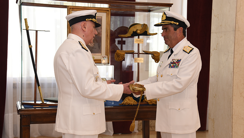 Los elementos fueron cedidos a la Armada Argentina por el Comodoro de Marina (RN) Carlos Piñeiro Iñíguez y permanecerán expuestos en la Escuela Naval Militar.