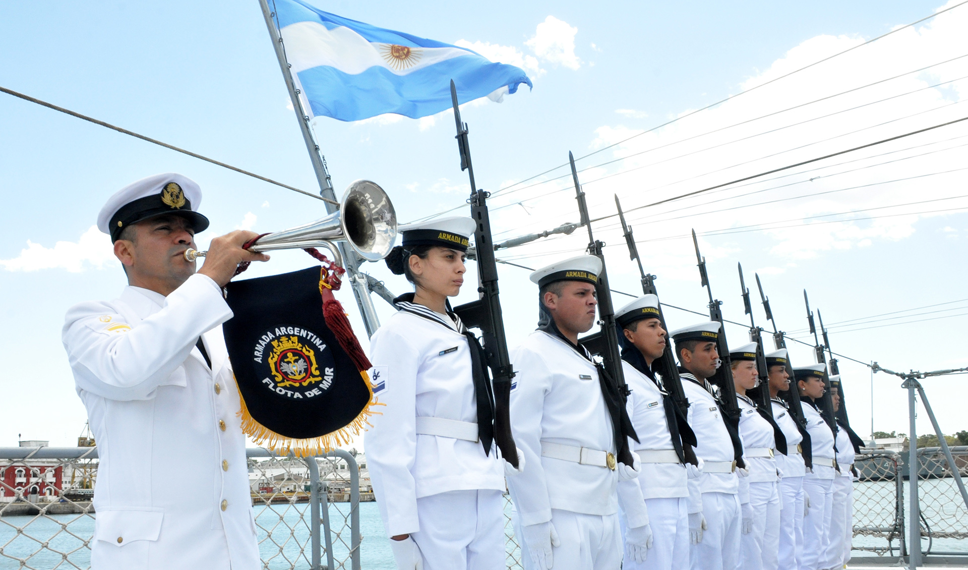 En el destructor ARA “Almirante Brown”, el Capitán de Fragata Pablo Damián Moyano asumió en reemplazo del Capitán de Fragata Juan Cruz Granja, que tomó el cargo del Capitán de Fragata Walter Raúl Schell en el destructor ARA “La Argentina”.