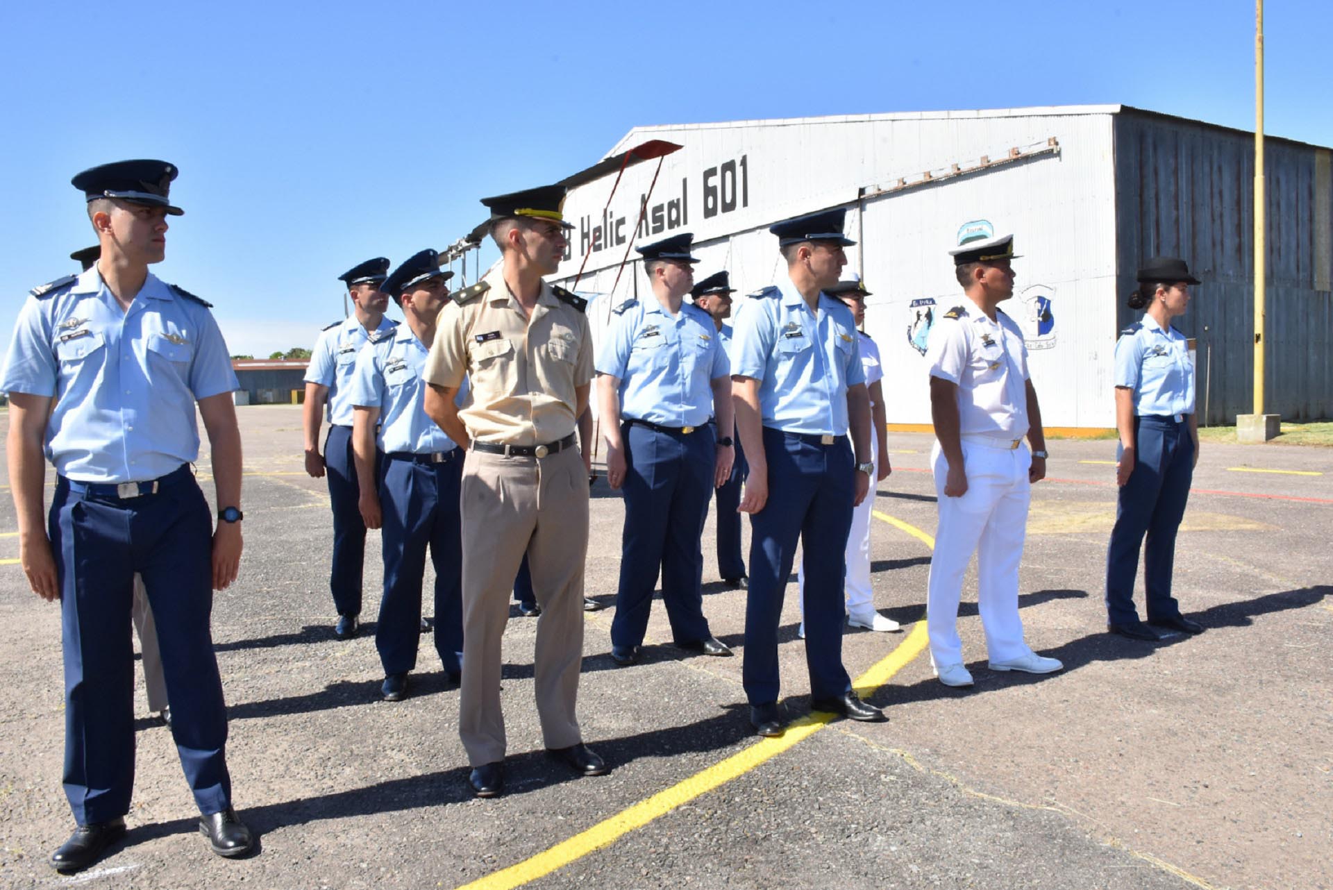 La Armada Argentina cuenta con nuevos pilotos de helicópteros. Además, la Guardiamarina Ana María Lourdes Sarmiento se convirtió en la primera mujer helicopterista de la Institución.