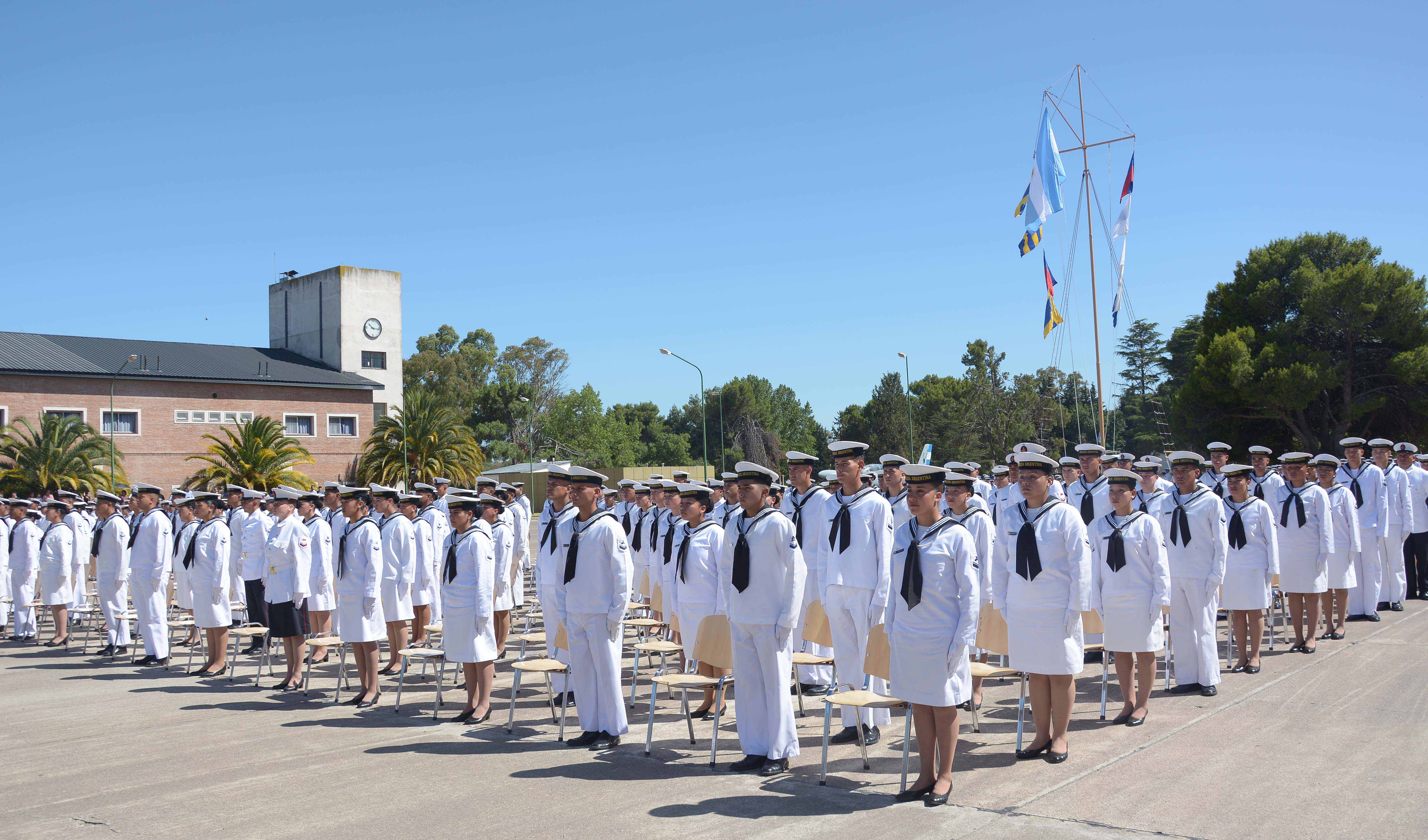 La ceremonia fue encabezada por el Director General de Educación de la Armada. 