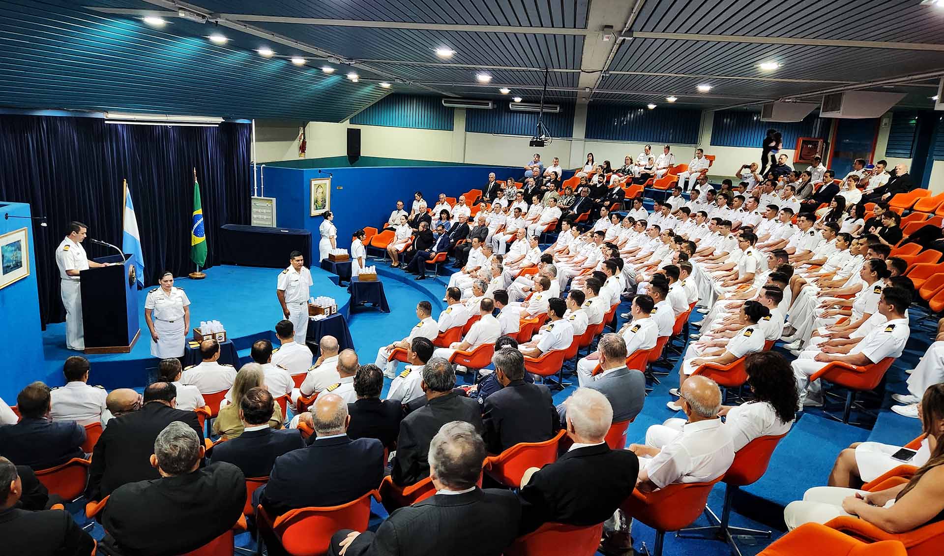 La ceremonia fue el corolario del ciclo educativo superior cursado por los Oficiales de la Armada Argentina.