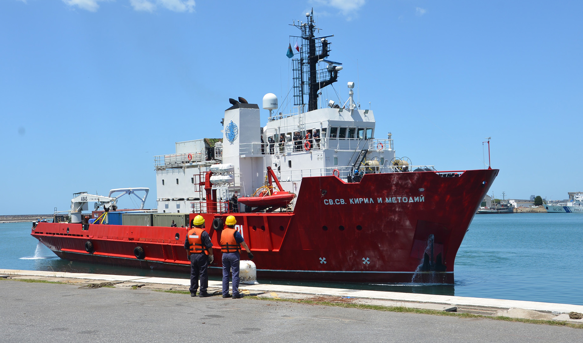 El buque polar de investigación científica de la Armada de Bulgaria llevó a cabo una escala logística, en el marco de una expedición antártica.