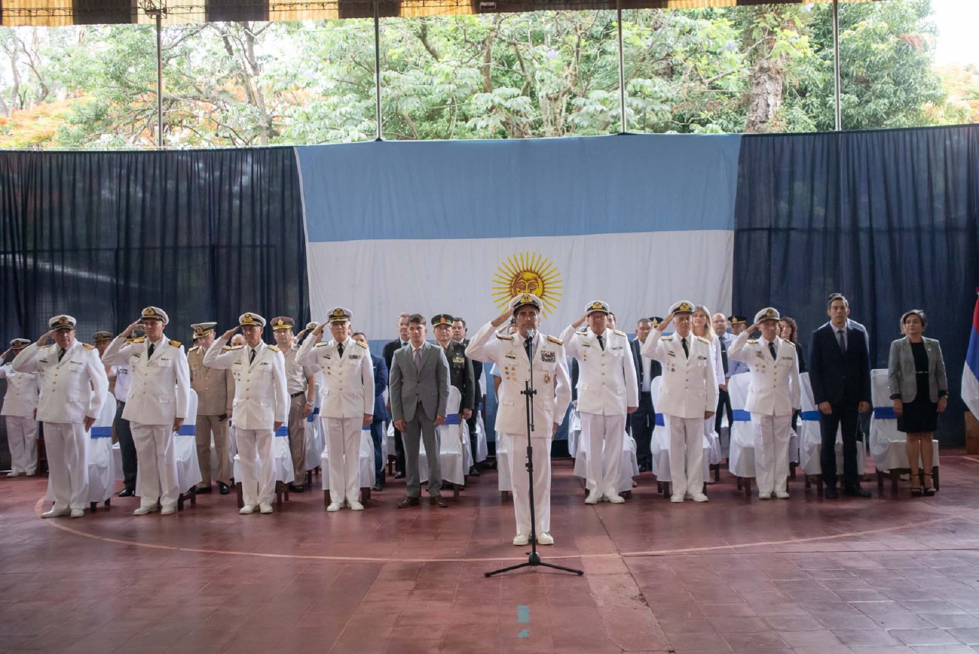 En el patio cubierto se llevó a cabo una ceremonia por el 50° aniversario del establecimiento educativo naval.