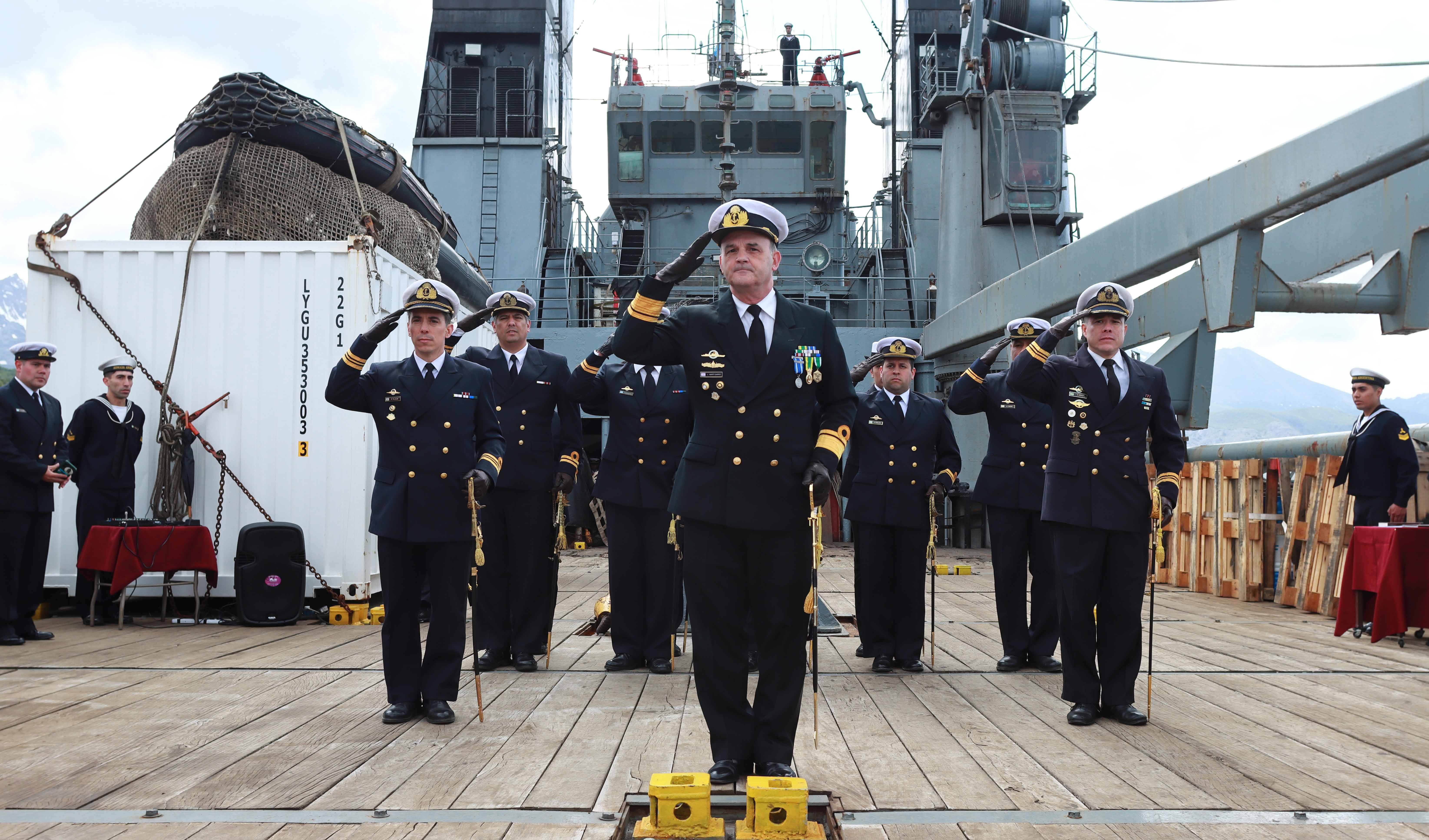 Previo a iniciar la segunda etapa de la Patrulla Antártica Naval Combinada, el Capitán de Corbeta Villalba le entregó el comando al Capitán de Corbeta Coyla.