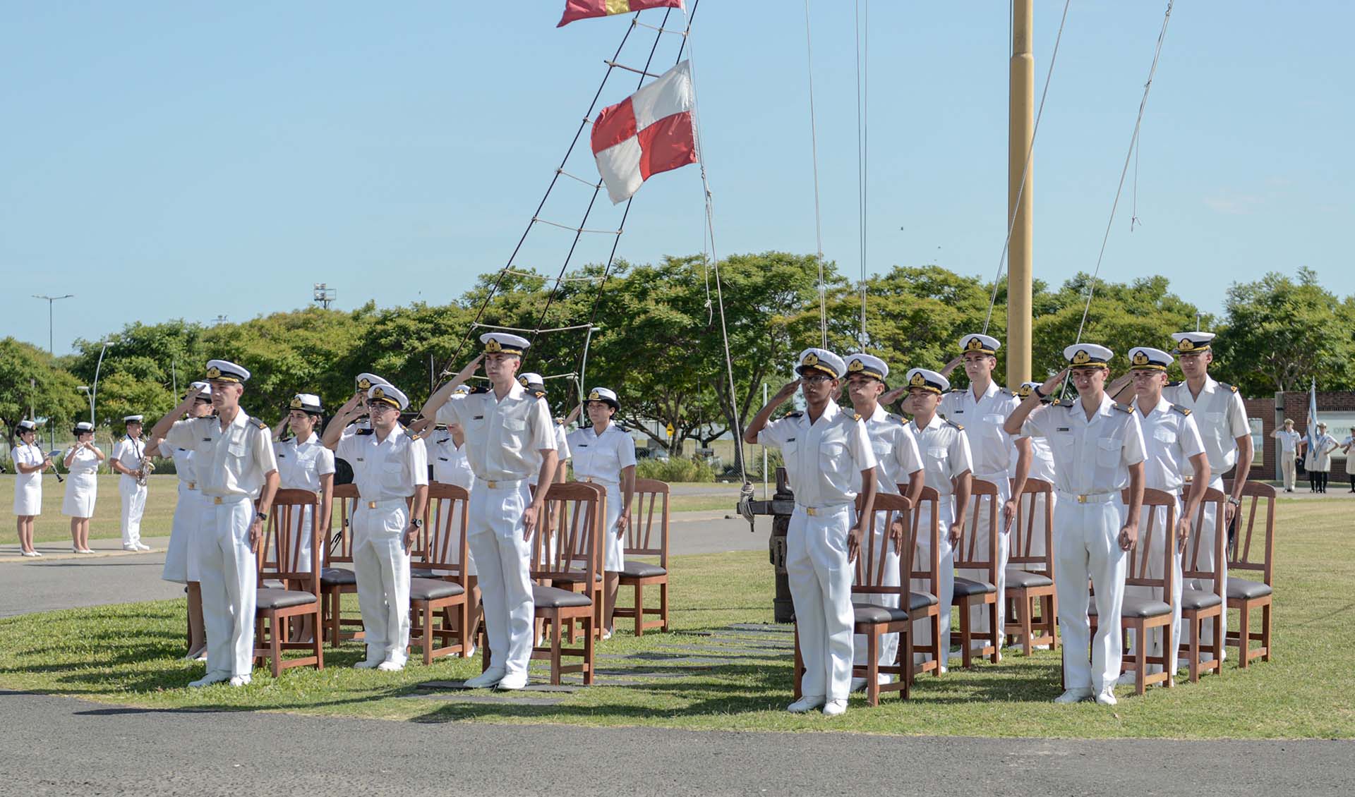 Los cadetes obtuvieron el título de Guardiamarinas de la Reserva Naval Principal de la Armada Argentina.