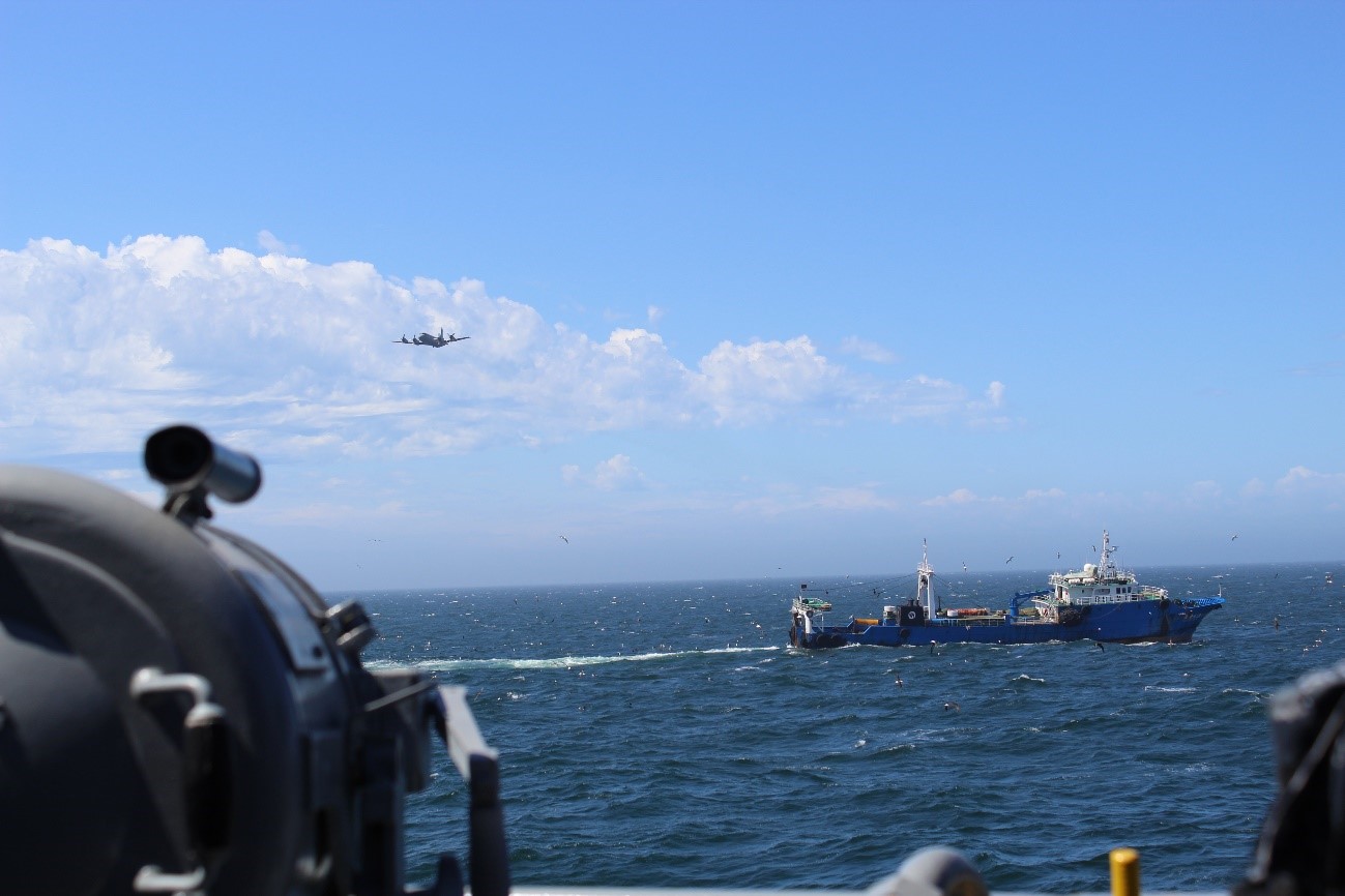 Lo lleva a cabo con unidades navales y aeronavales pertenecientes a la Armada Argentina