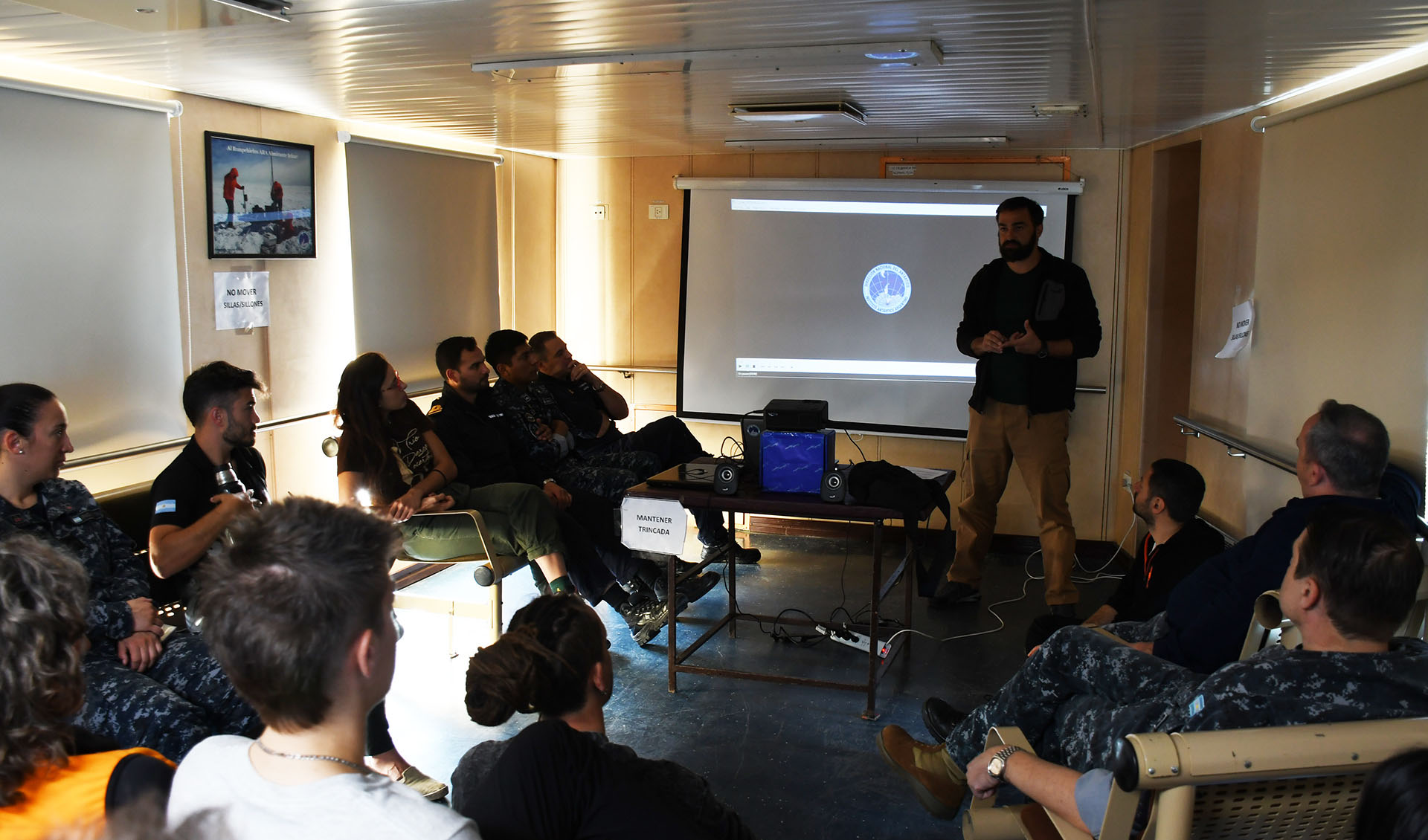 Se llevó a cabo una proyección audiovisual sobre diversos hitos de la Armada Argentina en el continente blanco. Estuvo a cargo del Doctor en Historia Pablo Fontana.