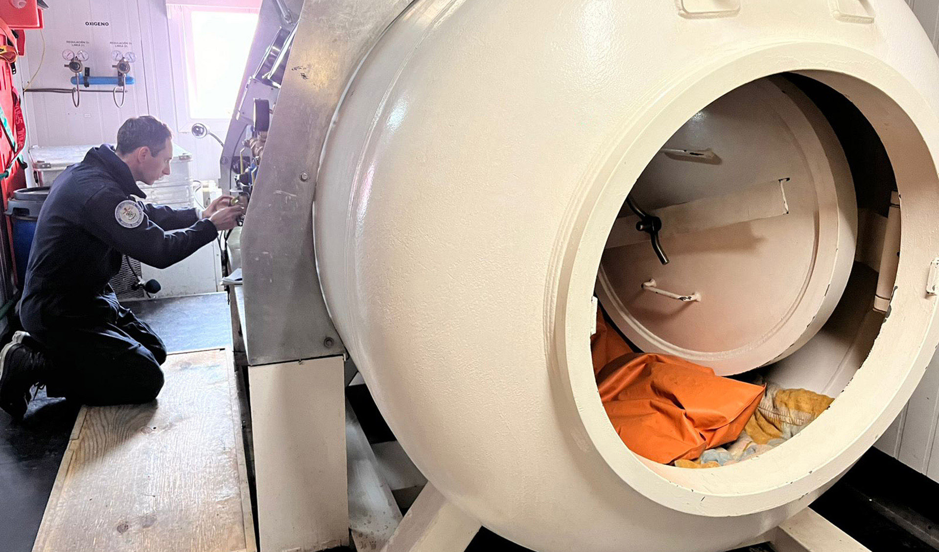 Personal del Arsenal Naval Mar del Plata y del Servicio de Seguridad Ambiental de la Armada trabajan sobre los equipos y sistemas instalados en la Estación de Buceo y Navegación de esta base antártica.