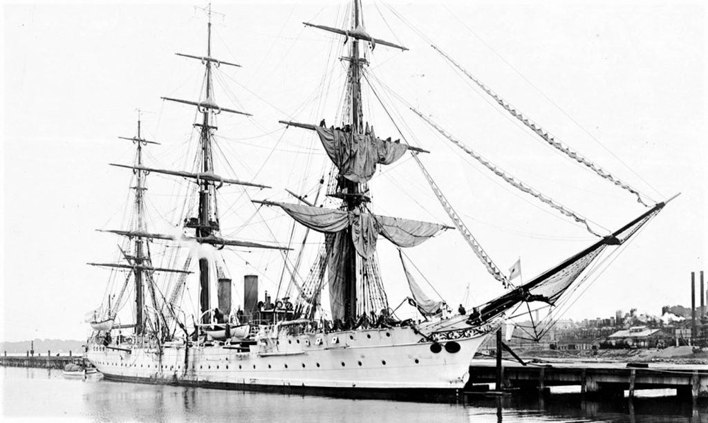 Esta primera travesía representó un hito en la formación naval y duró más de 20 meses en los que recorrió 49.500 millas náuticas y atracó en 71 puertos de todo el mundo, desde Sudamérica hasta el Caribe.