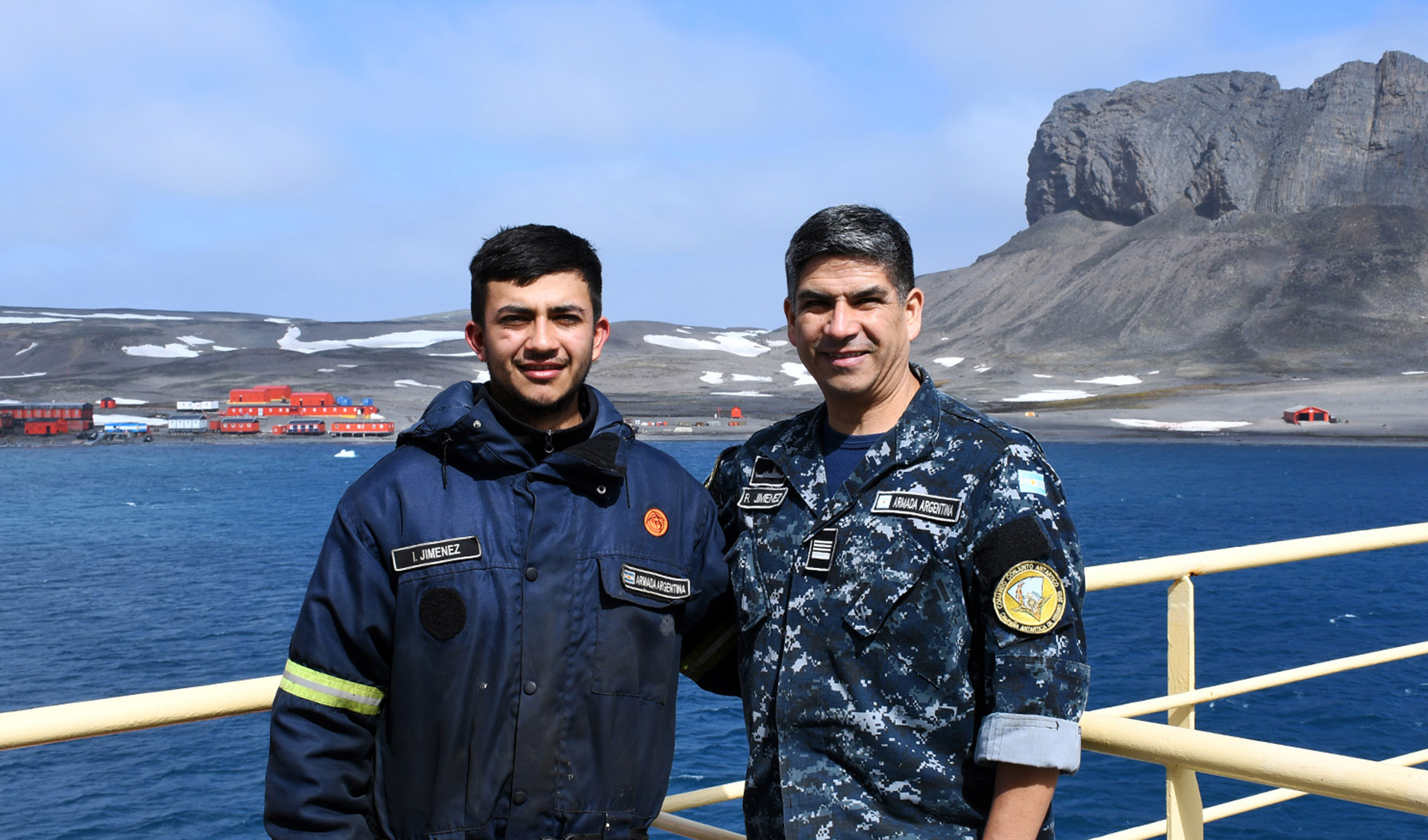 Los marinos se encuentran embarcados en unidades navales que participan de la actual Campaña Antártica de Verano y lograron encontrarse en Caleta Potter, frente a la Base Antártica Científica Carlini.