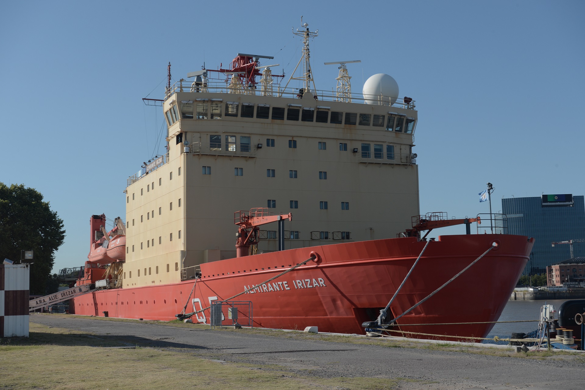El rompehielos ARA “Almirante Irízar” arribó esta madrugada al puerto de Buenos Aires para reabastecerse, previo a iniciar la segunda fase de su travesía.