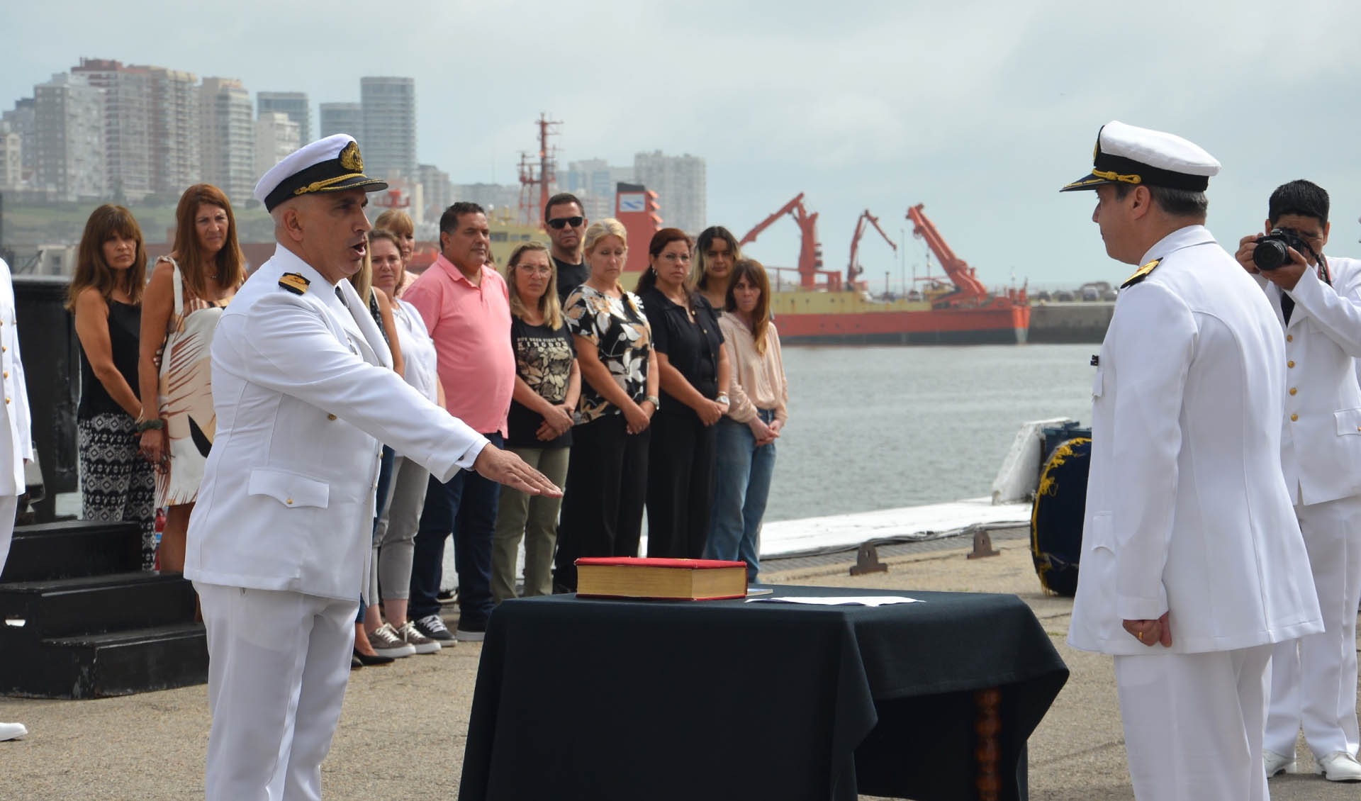 La ceremonia fue presidida por el Director General de Intendencia de la Armada, Capitán de Navío Juan José Napoletano.
