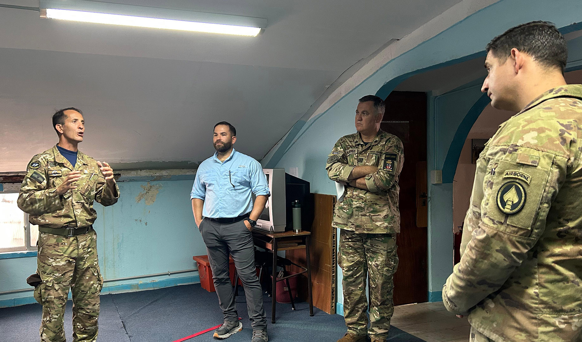 Integrantes del US Special Operation Command South visitaron las Bases Navales Mar del Plata y Puerto Belgrano. Interactuaron con miembros del Comando de Fuerzas de Operaciones Navales Especiales de la Armada Argentina y unidades subordinadas.