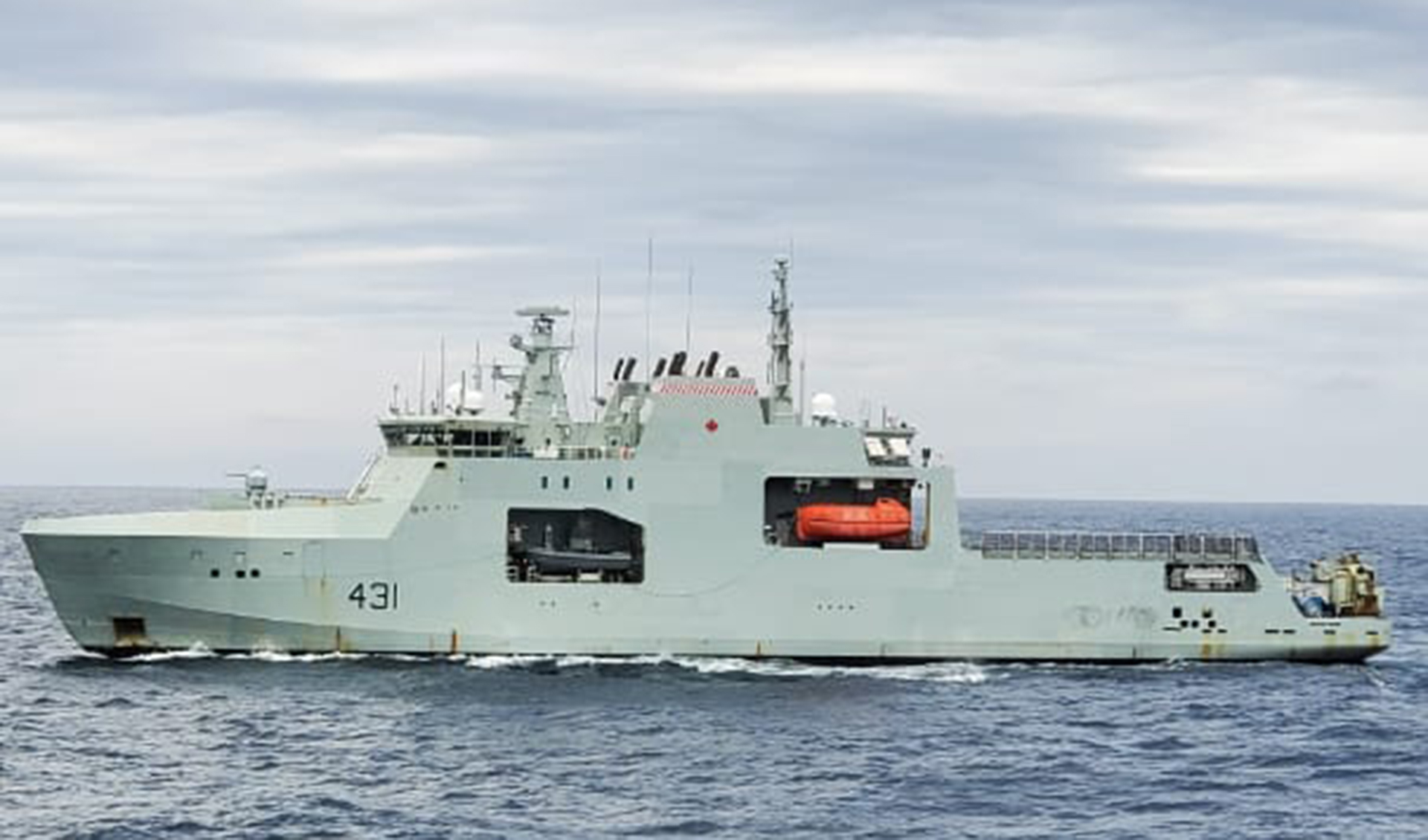 La unidad de la Flota de Mar y el buque polar canadiense realizaron ejercicios e intercambio de personal.