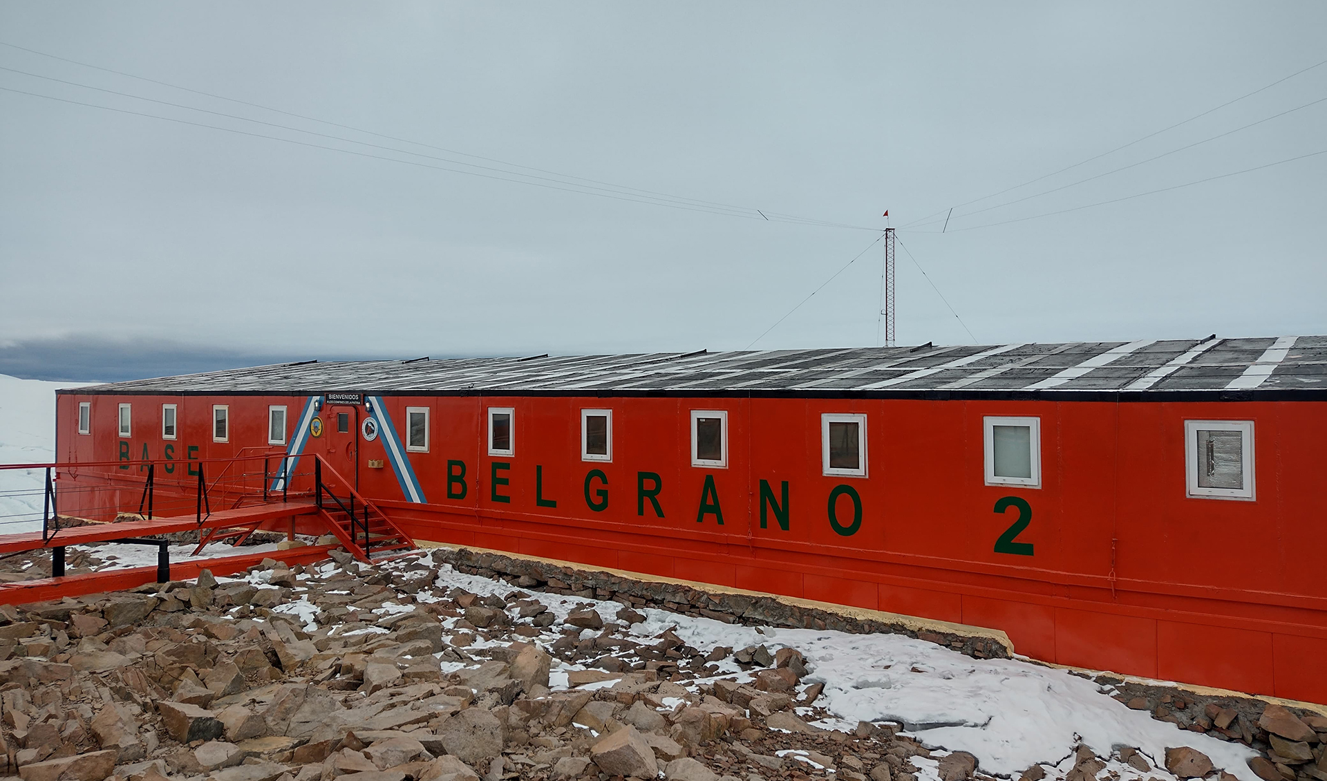 Fue inaugurada el 5 de febrero de 1979. Su abastecimiento es realizado en forma anual por el RHAI y cuenta con vehículos Snowcat y motos de nieve que brindan movilidad al personal para las tareas científicas. 