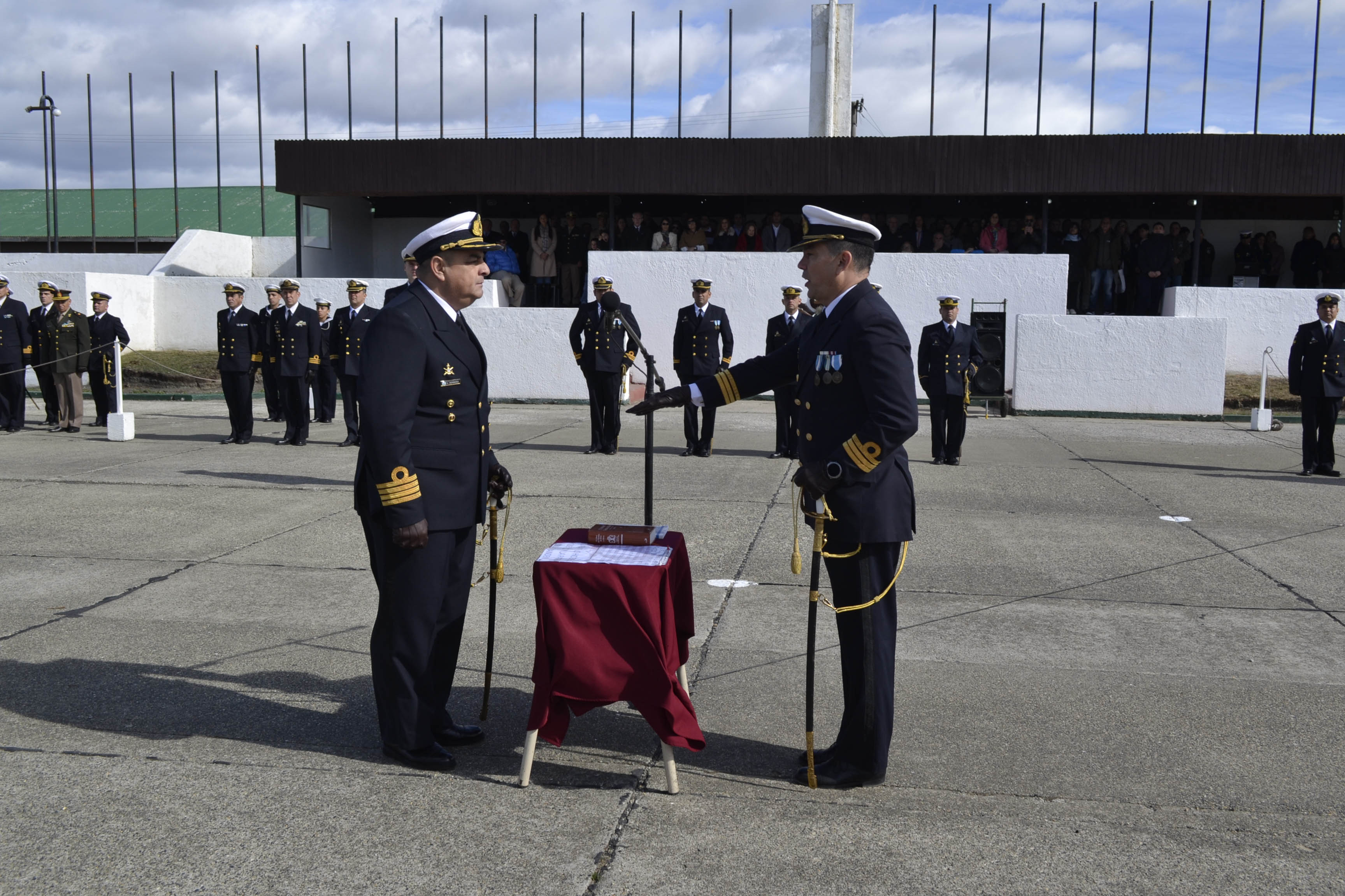 El Capitán de Fragata Mauricio Sclausero relevó al Capitán de Fragata Alejandro Reinhold.