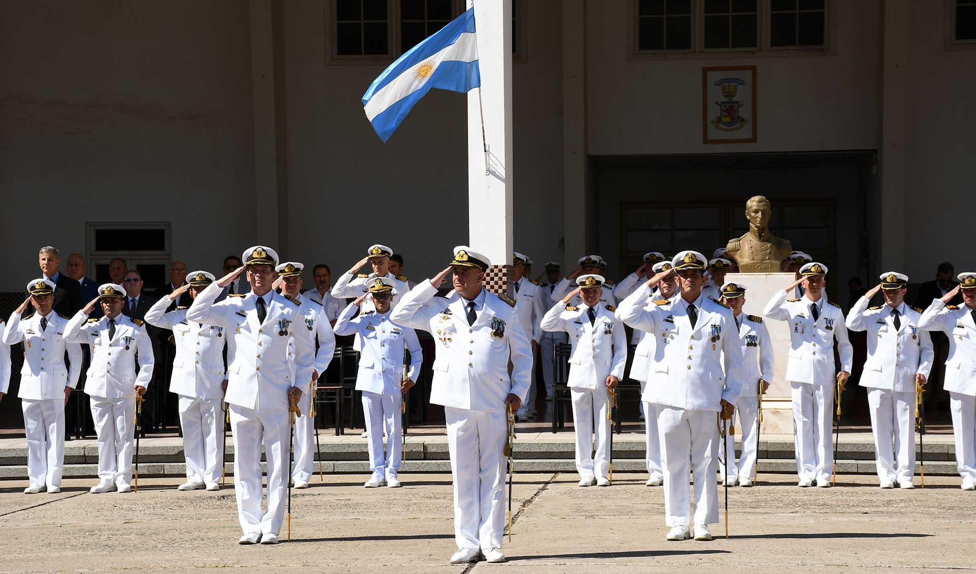 El Capitán de Navío Enrique Luis Salvador Olmedo entregó el cargo al Capitán de Navío Gastón Nicolás Grasso.