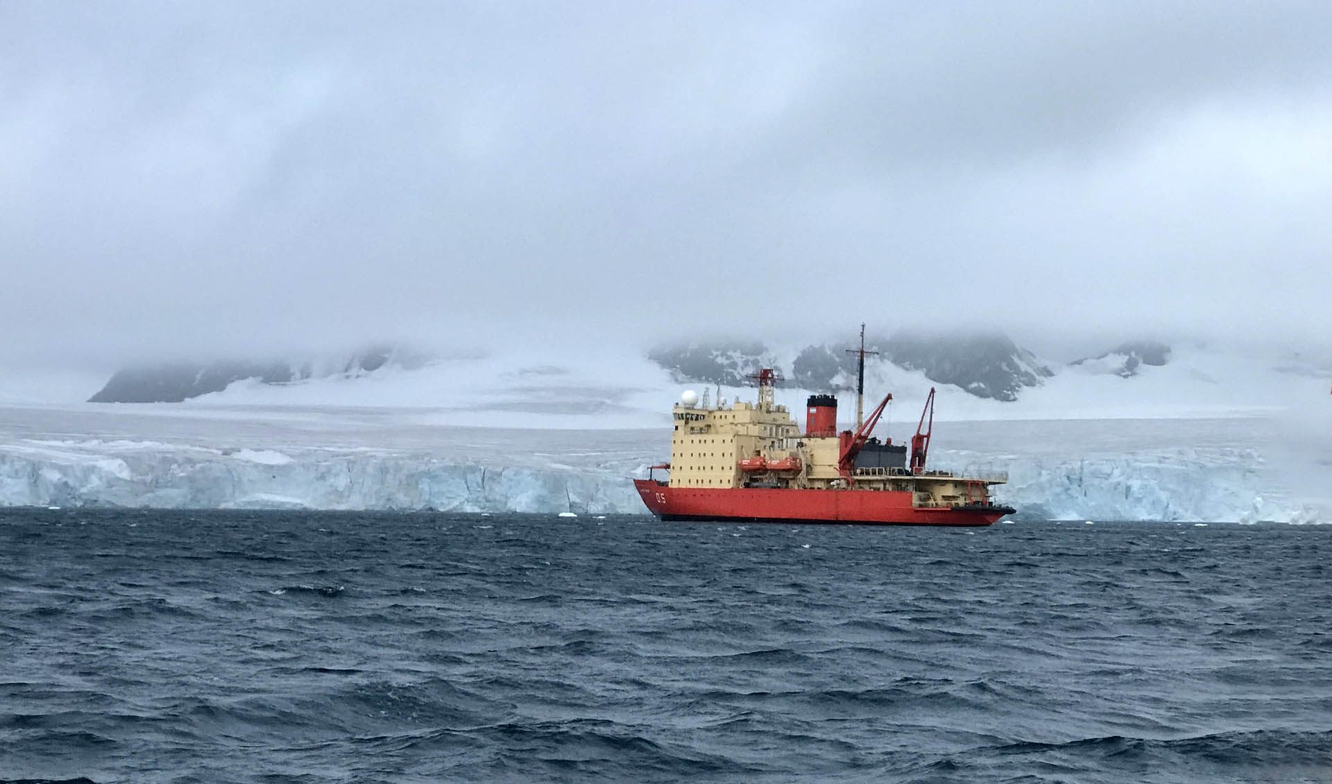 El buque de la Armada Argentina cumple tareas correspondientes a la segunda etapa de la Campaña Antártica de Verano 2024/25.