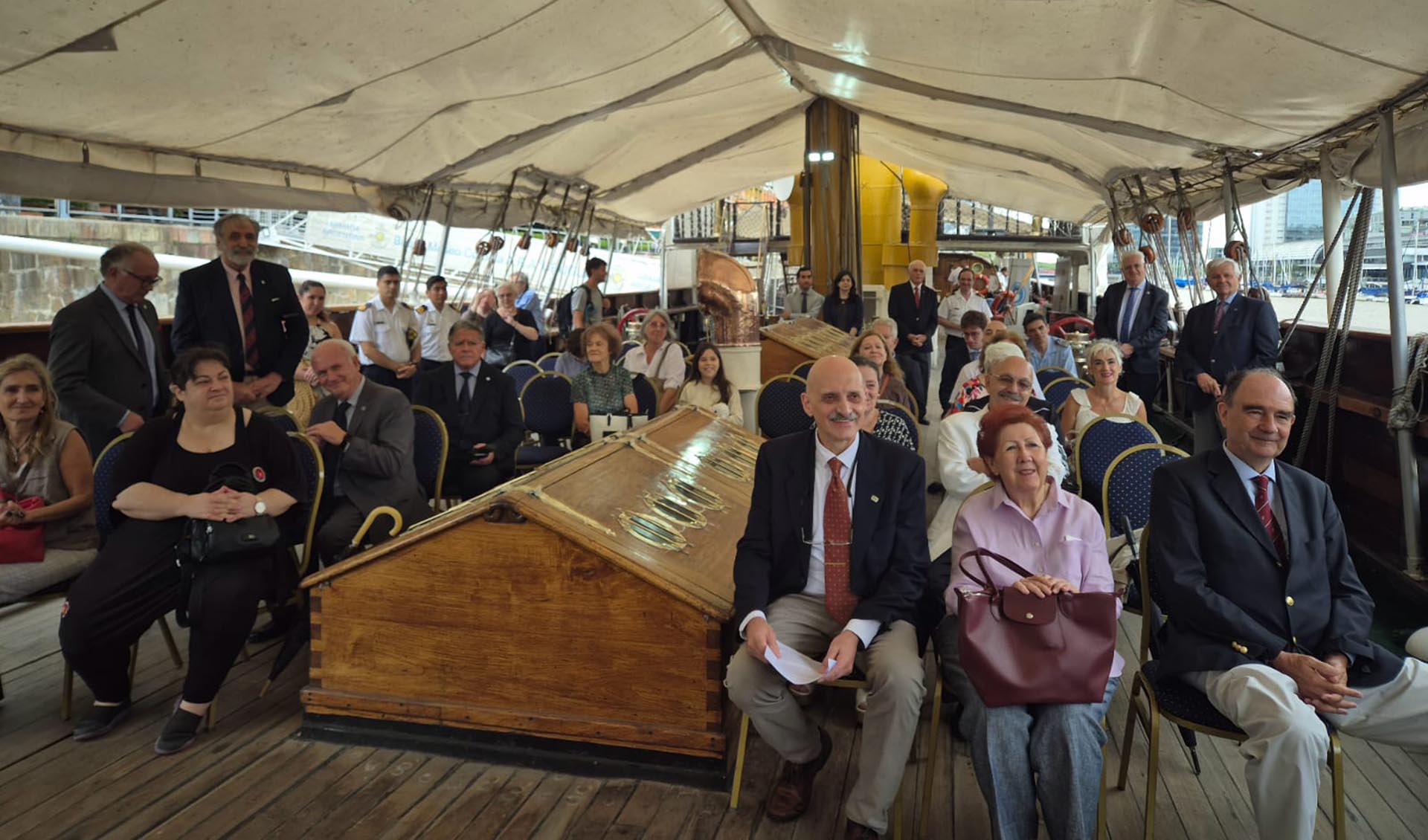 La Academia de la Antártida llevó a cabo una ceremonia a bordo del histórico buque de la Armada.