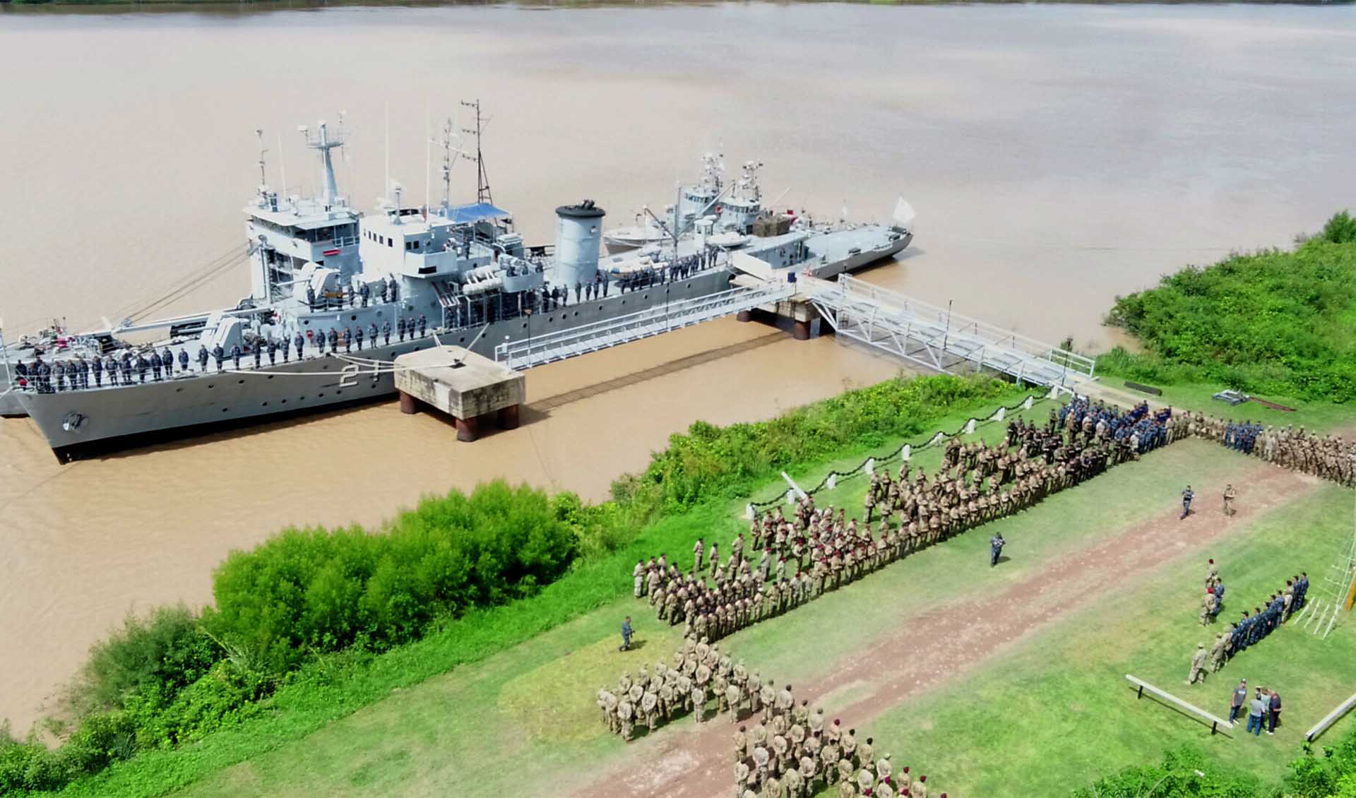 Máximas autoridades de las Fuerzas Armadas presenciaron el despliegue de medios en el Área Naval Fluvial. 