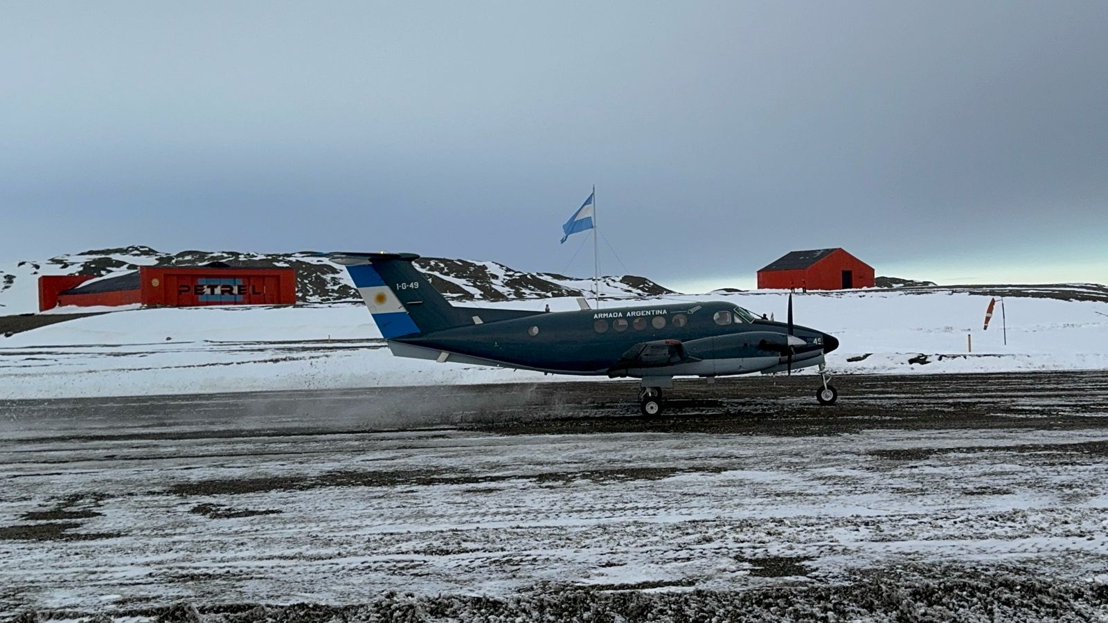 Un TC-12B Hurón aterrizó en la Base Antártica Conjunta Petrel. Contó con el apoyo de un P-3C Orion, que además realizó un vuelo de vigilancia y control sobre las Islas Orcadas del Sur. 