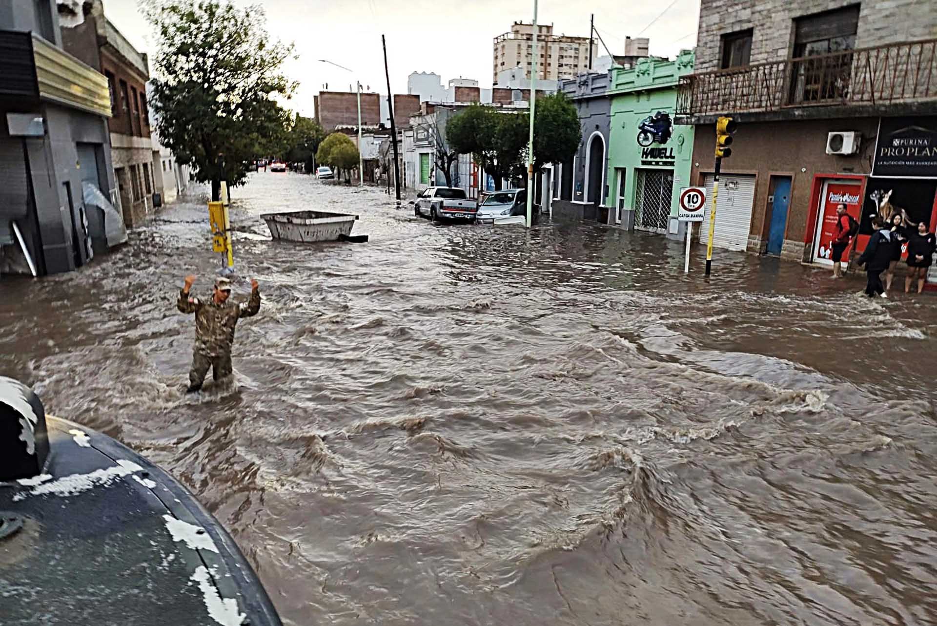 Participa del operativo de emergencia. Se pusieron a disposición medios y personal en apoyo a la población afectada.