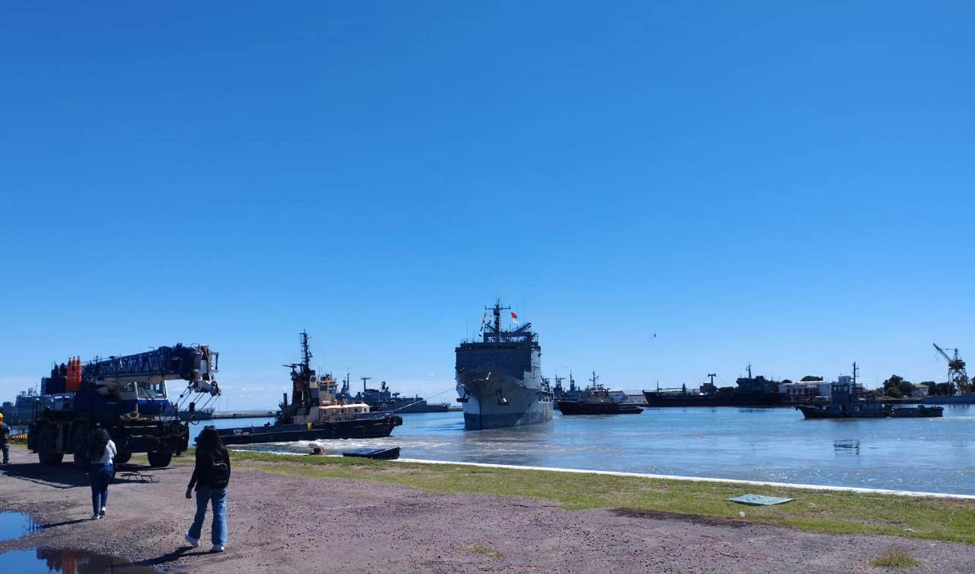 La unidad zarpó para realizar el traspaso de cargas con el rompehielos ARA “Almirante Irízar”. 