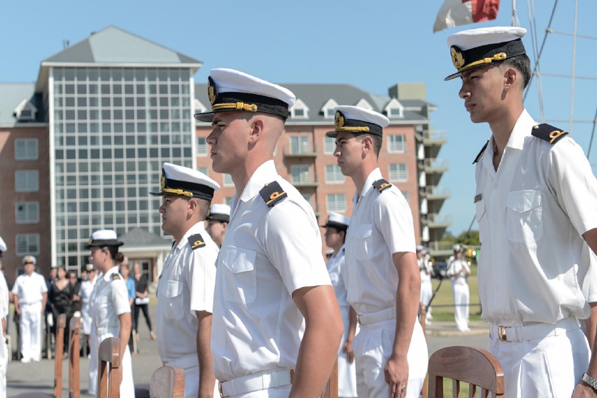 Los postulantes deben ser egresados de los Liceos Navales Militares Almirante Brown o Almirante Storni.