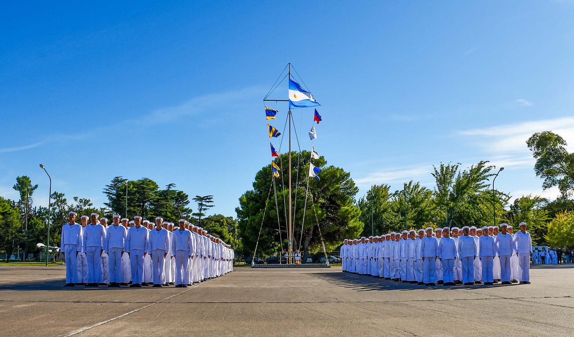 Concluida la ceremonia de cierre, los jóvenes aspirantes recibieron la visita de familiares y amigos.