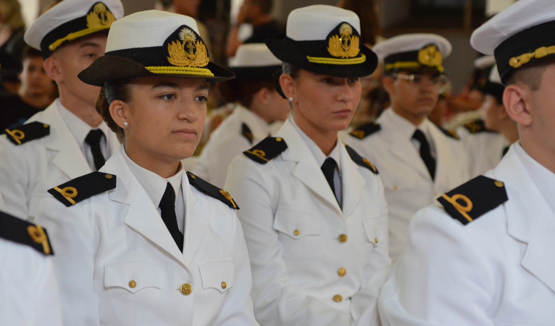 Los postulantes deben ser egresados de los Liceos Navales Militares Almirante Brown o Almirante Storni.