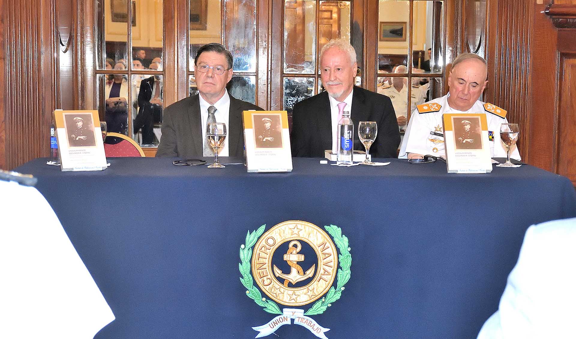 La obra es autoría del Comodoro de Marina de la Reserva Naval, Embajador Carlos Piñeiro Iñíguez y fue editada por el Instituto de Publicaciones Navales.