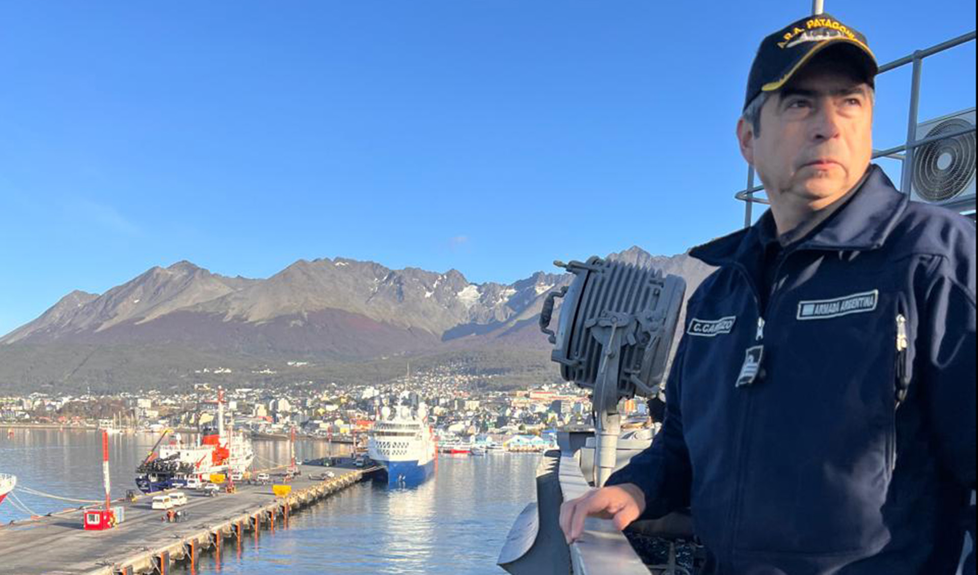 El Comandante del buque logístico ARA “Patagonia”, Capitán de Fragata Cristian Raúl Carrizo, vivió uno de los momentos más emocionantes de su vida al recibir la noticia de que había sido padre mientras cumplía con su servicio en la Campaña Antártica de Verano 2024/2025.  