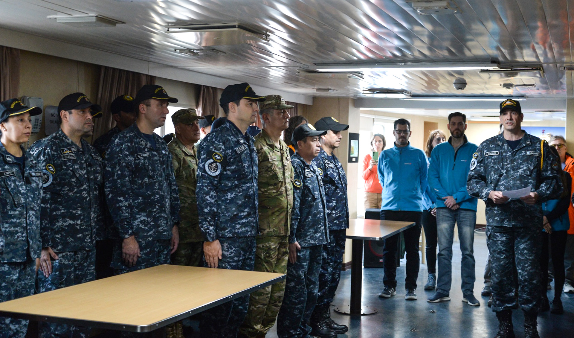 Mientras el rompehielos de la Armada Argentina cumple con la tercera etapa de la Campaña Antártica de Verano, se conmemoró el Día del Veterano y de los Caídos en la Guerra de Malvinas.