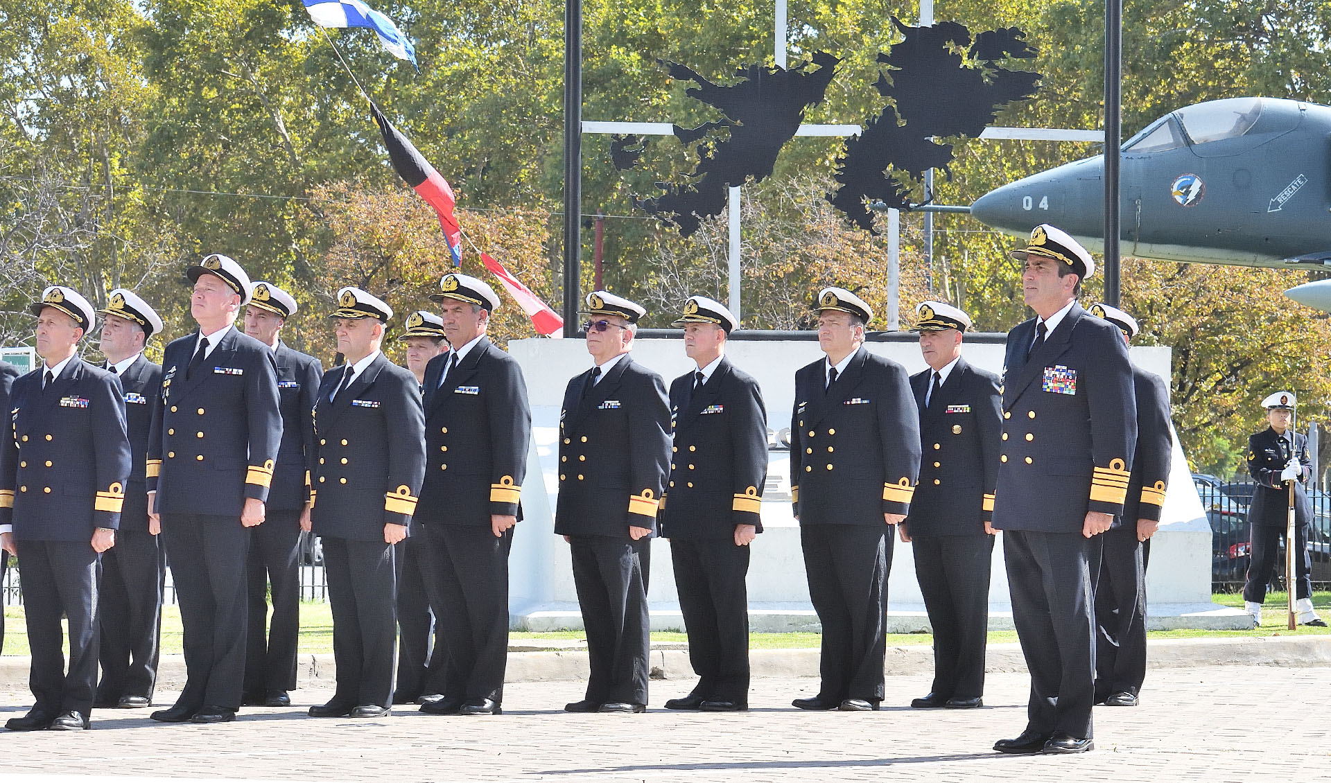 El homenaje se llevó a cabo en la Plaza de Armas de la sede del Estado Mayor General de la Armada y contó con la presencia de excombatientes.
