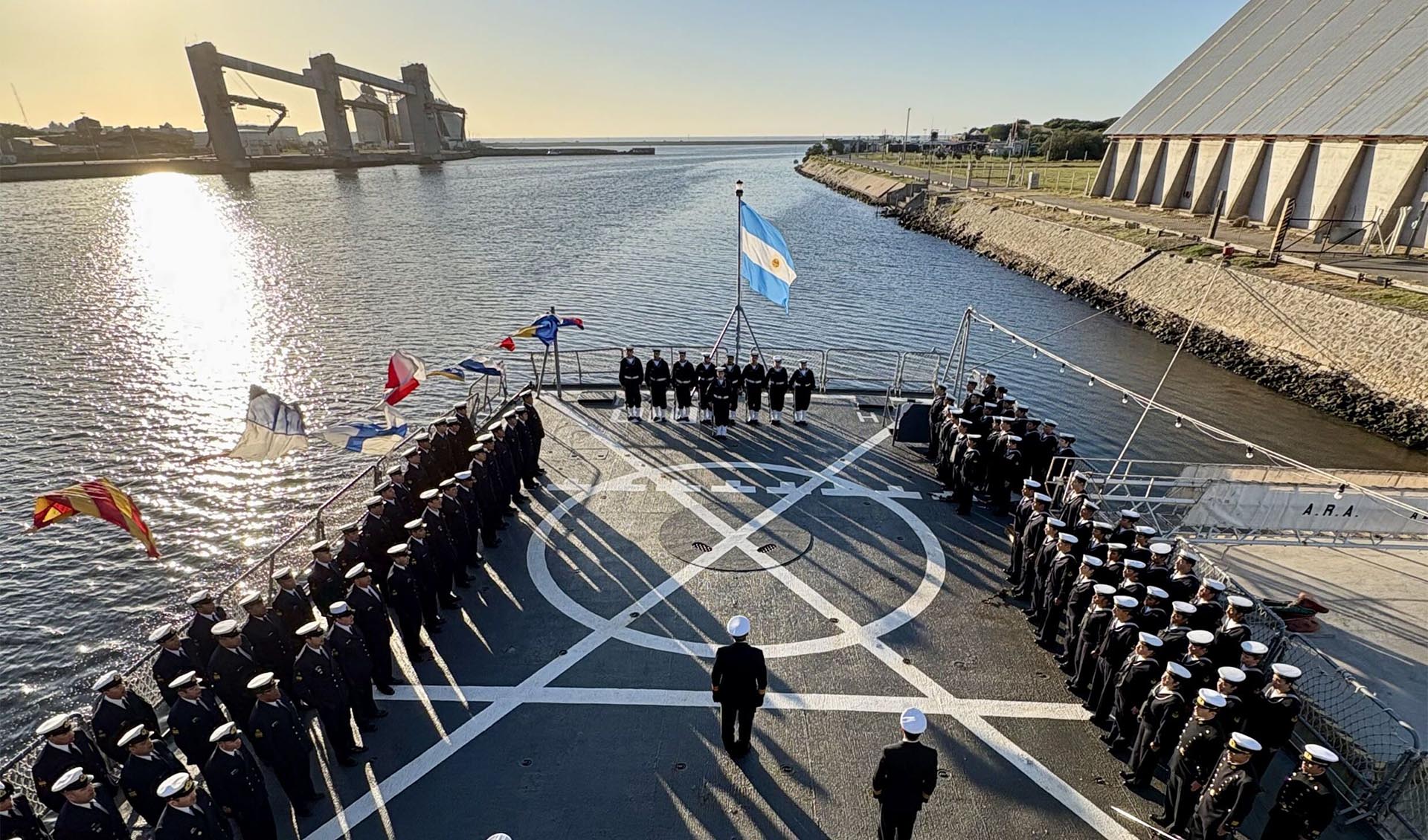 Durante su visita a los puertos de Comodoro Rivadavia, Puerto Madryn y Necochea, participaron de diferentes actividades a 43 años de la Gesta.