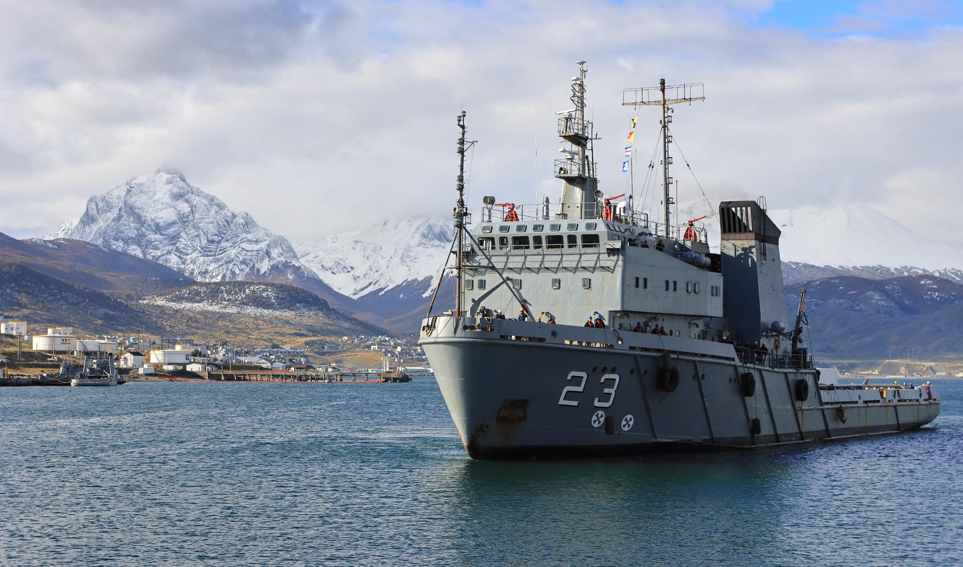 Llegó al muelle comercial Ushuaia, donde fue recibido por el Comandante del Área Naval Austral.