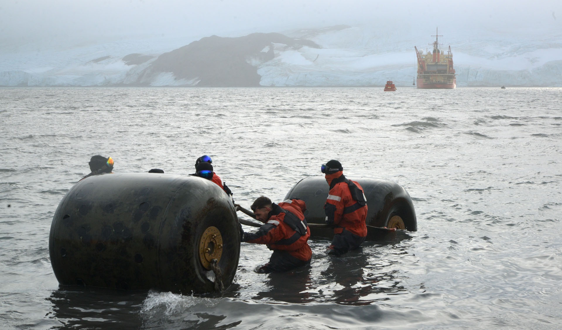 Las tareas de reaprovisionamiento en la Base Antártica Conjunta Carlini se realizaron de manera exitosa.