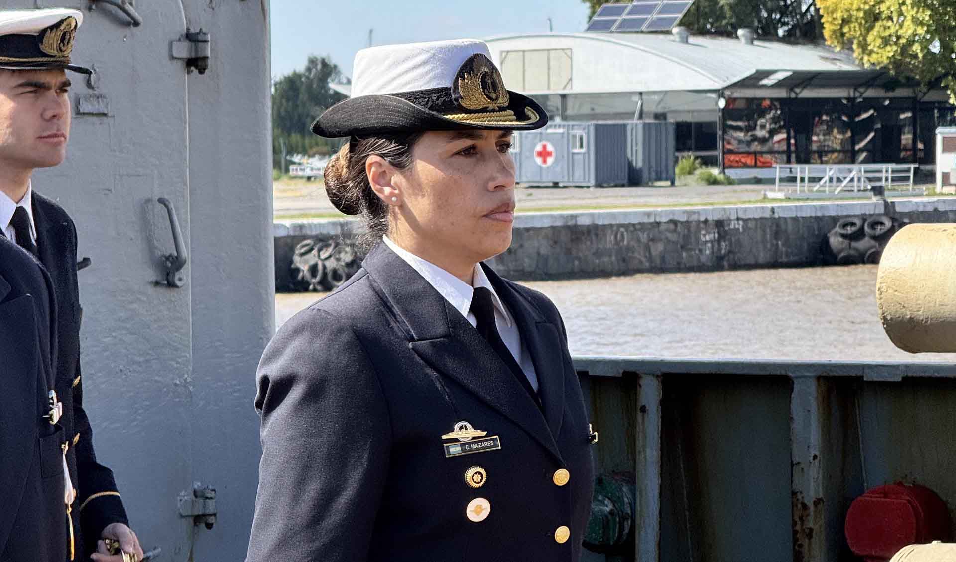 Previo al retorno del buque a su apostadero natural en la Base Naval Puerto Belgrano, el Capitán de Corbeta Pablo Polack le entregó el comando a la Capitán de Corbeta Cintia Maizares.