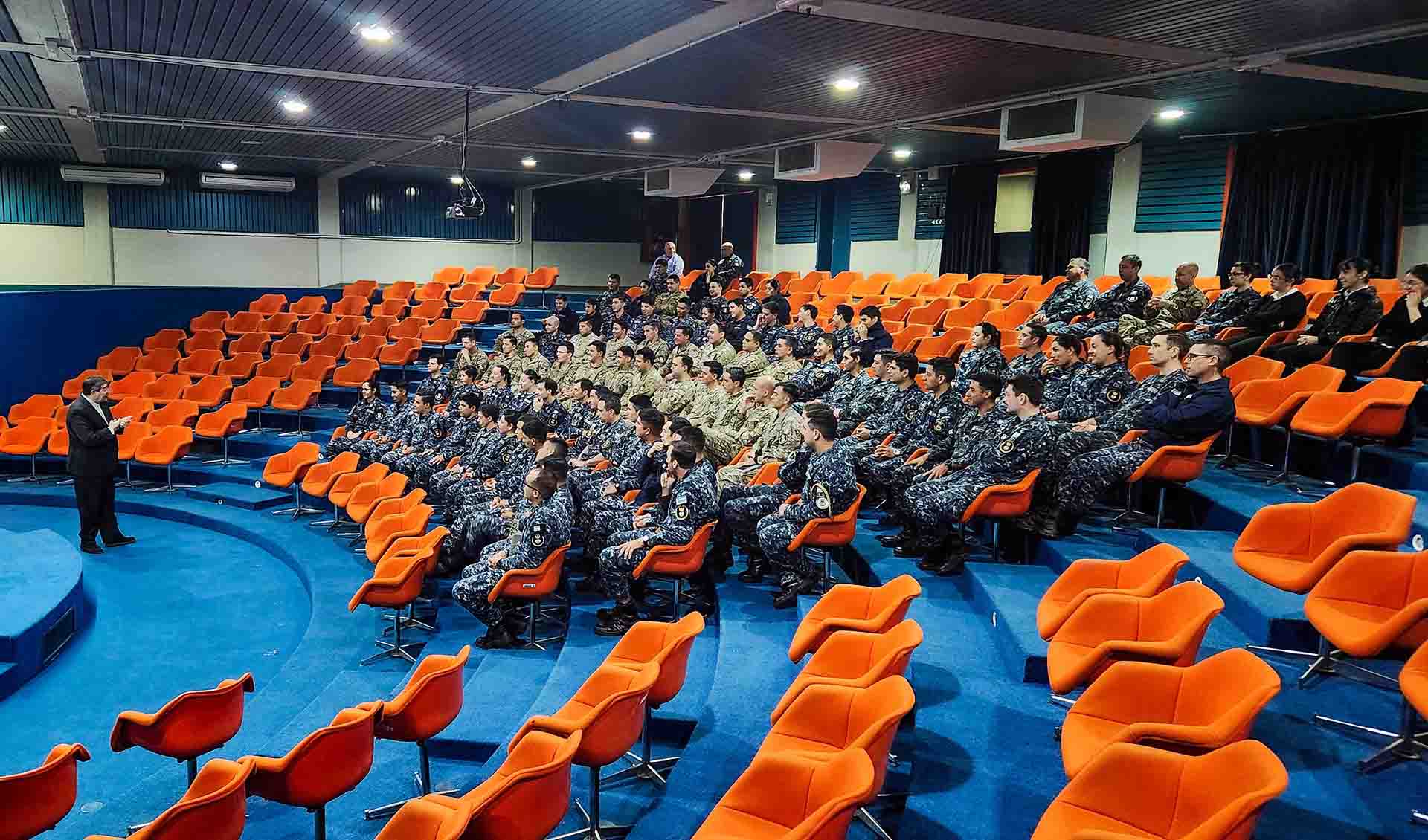 En el marco del Ciclo de Conferencias sobre Malvinas, expuso el Capitán de Navío VGM (RE) Eduardo Galiussi quien narró su experiencia como Veterano de Guerra.