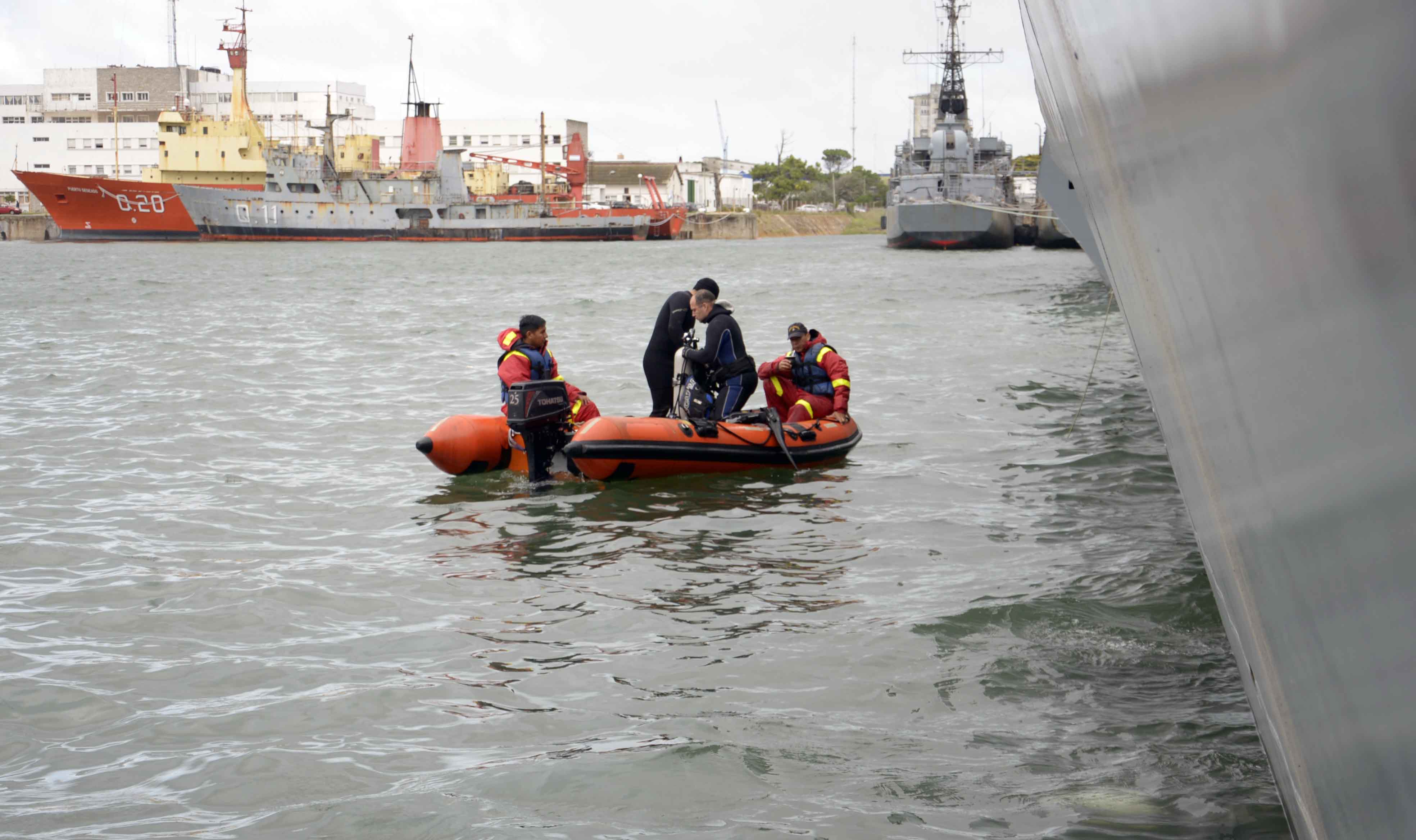 Participaron buzos de salvamento y de borda de los patrulleros oceánicos, y personal calificado de la Escuela de Buceo y de la Estación de Buceo de la Base Naval Mar del Plata.