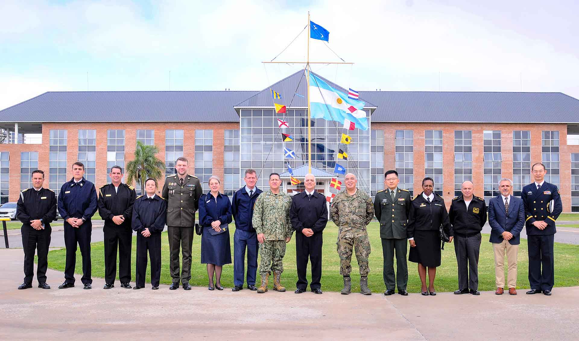 Los 12 agregados militares extranjeros fueron recibidos por el Director General de Educación de la Armada Argentina.