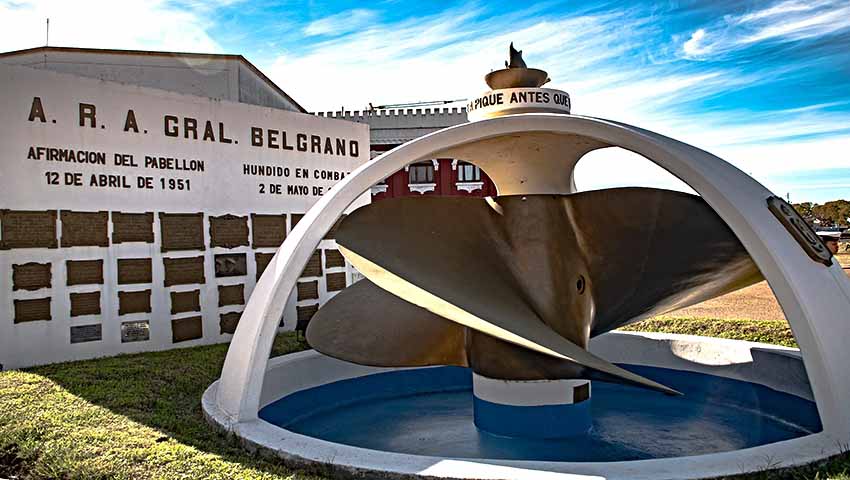 Cada 2 de mayo, la Armada Argentina rinde homenaje al coraje y la entrega de los 1093 tripulantes.