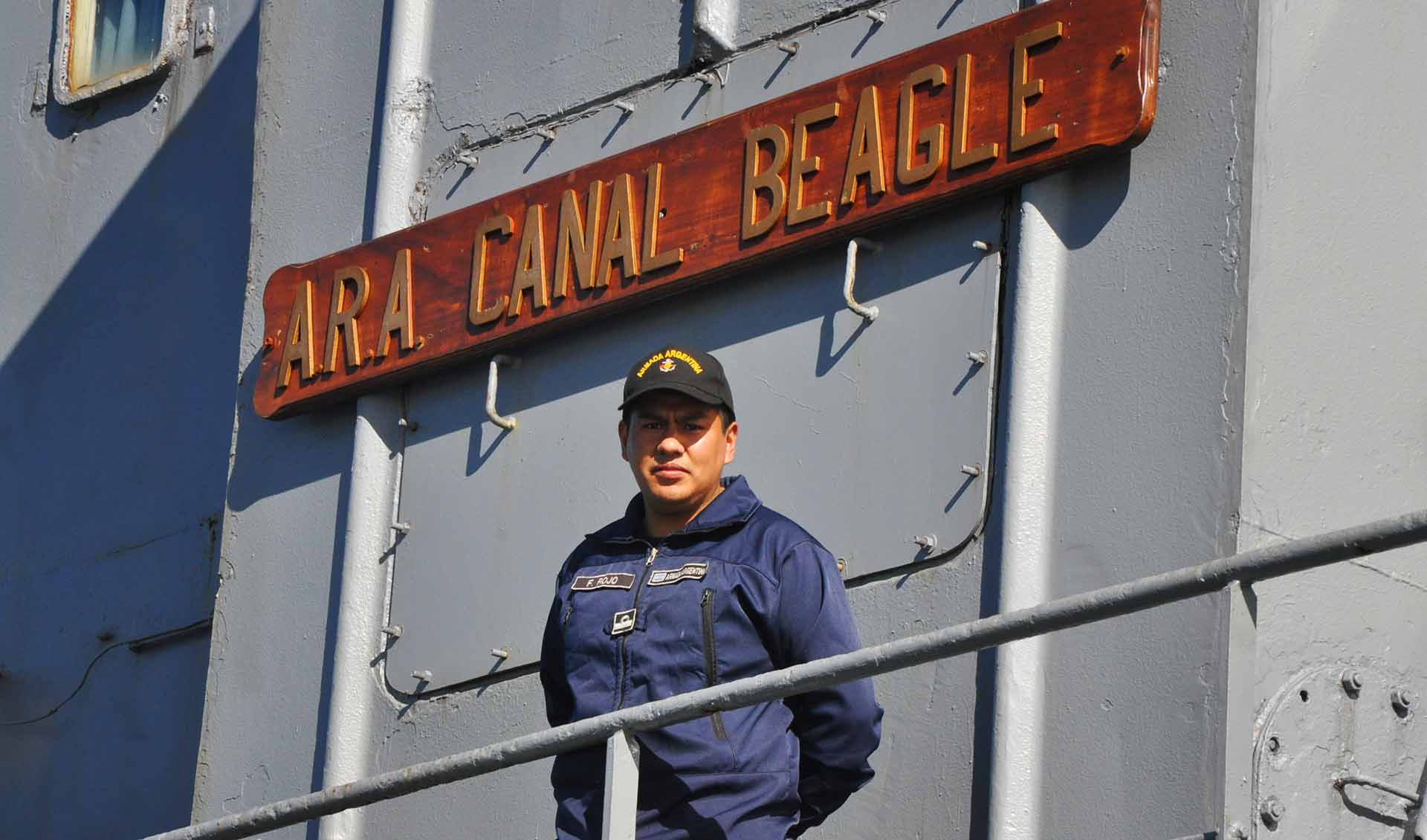 Hace 11 años que pertenece a la Armada Argentina, Francisco Nicolás Rojo es Teniente de Fragata Contador. Nació en Campo Quijano y la curiosidad lo trajo hacia el mar que no conocía. Te presentamos al Jefe de Abastecimiento del transporte ARA “Canal Beagle”.