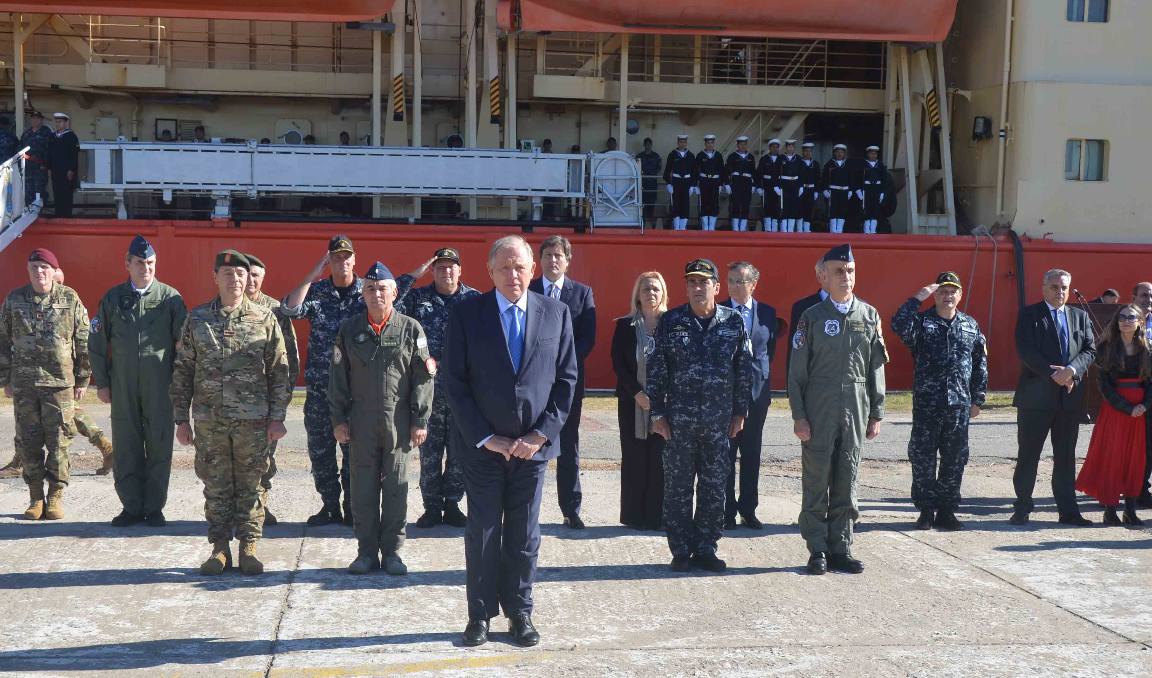 Teniendo de fondo el rompehielos ARA “Almirante Irízar” se realizó el cierre oficial de una nueva campaña para el sostenimiento de las bases y el apoyo de la actividad científica en el continente blanco.
