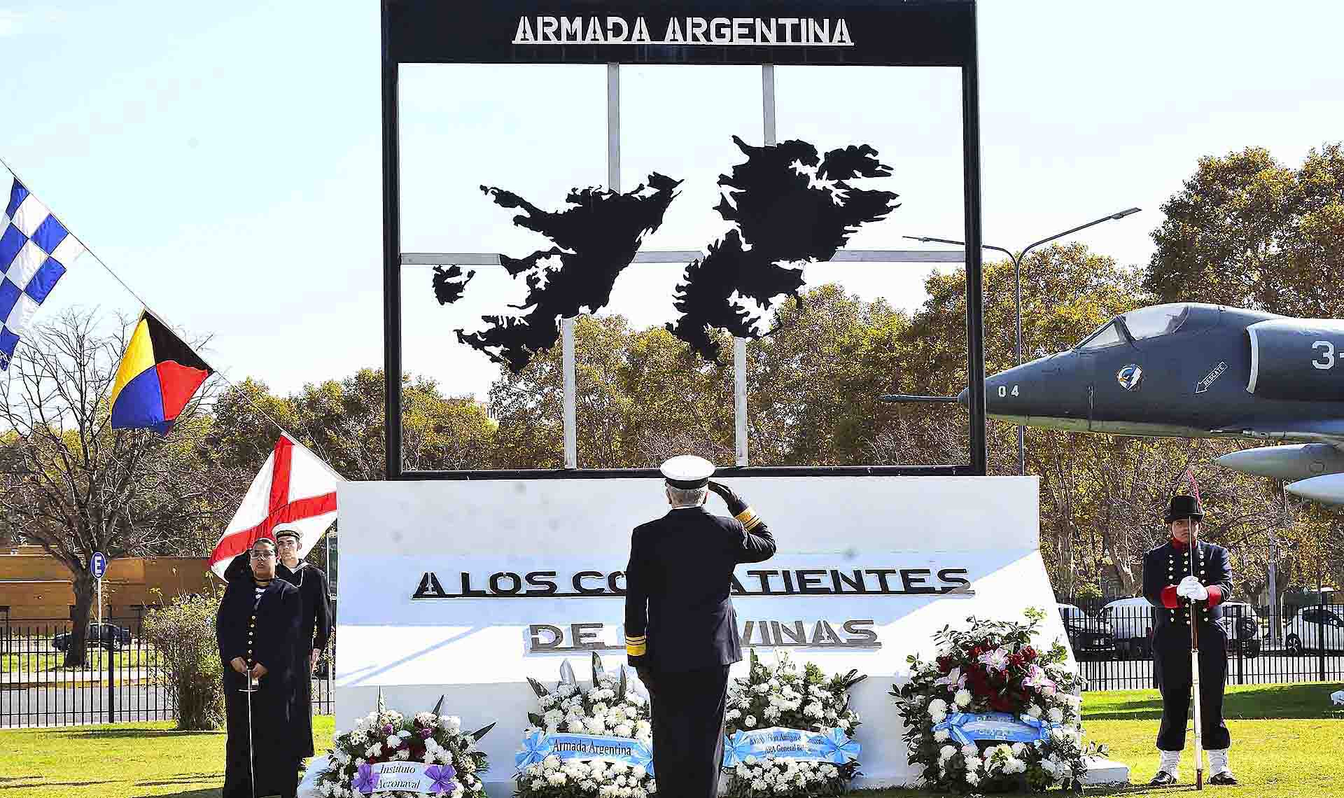 Fue presidida por el Director General del Estado Mayor de la Armada, Vicealmirante Juan Carlos Coré y contó con la presencia especial de extripulantes del crucero.