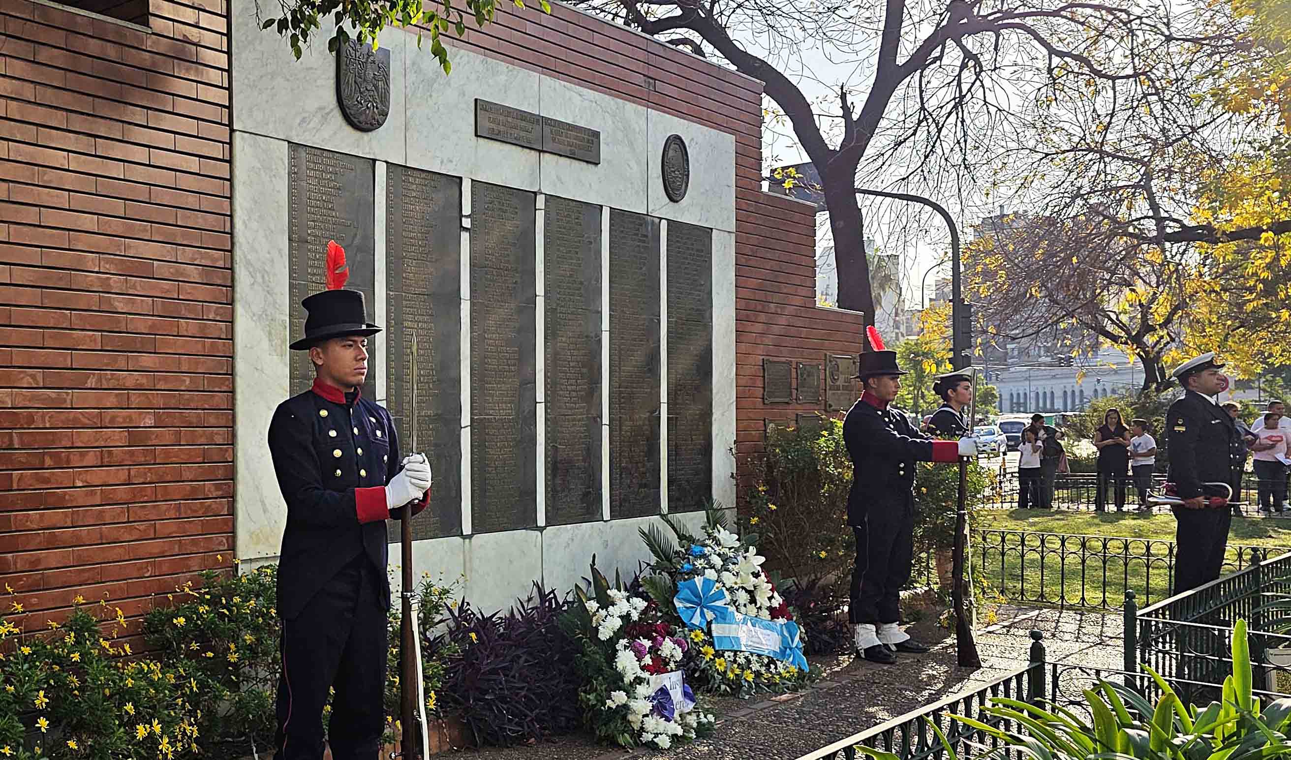 Contando con la presencia de Veteranos de Guerra, se honró la memoria de sus 323 héroes y extripulantes del “Belgrano”.