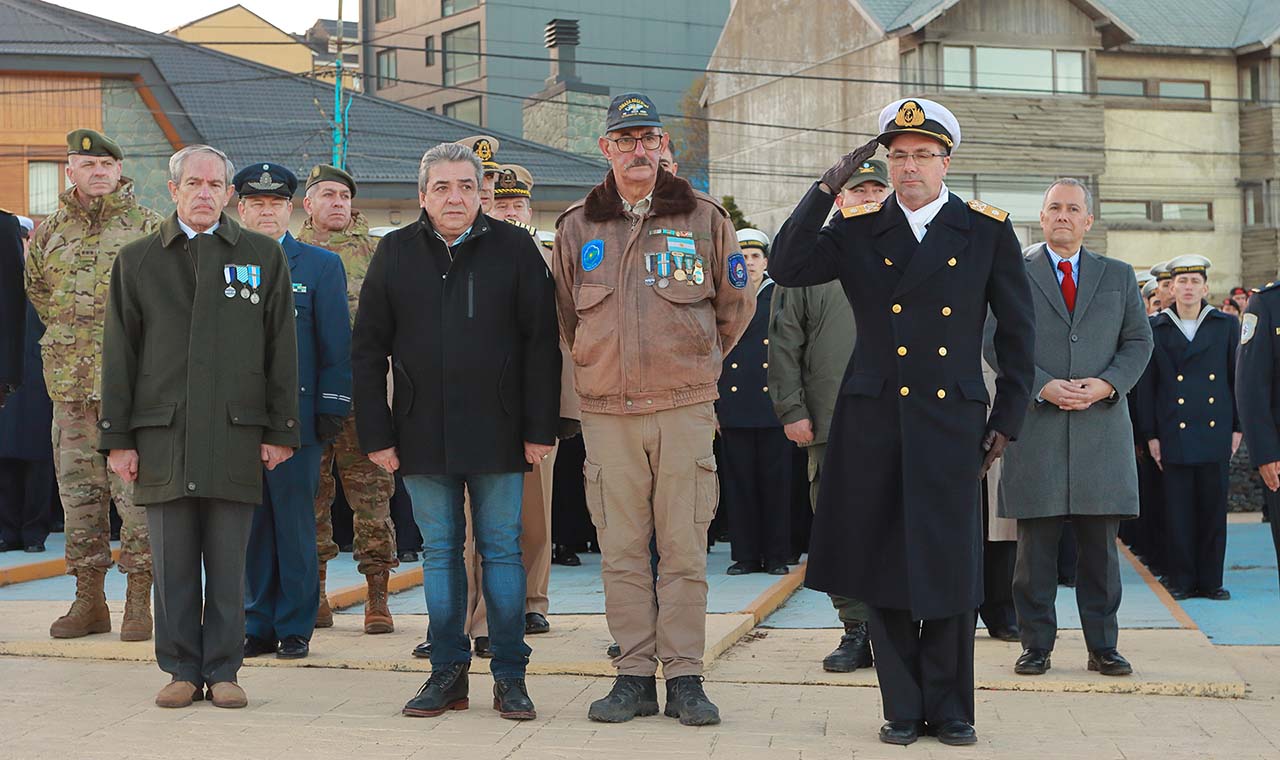 El acto tuvo lugar en la Plaza Islas Malvinas de la capital fueguina.