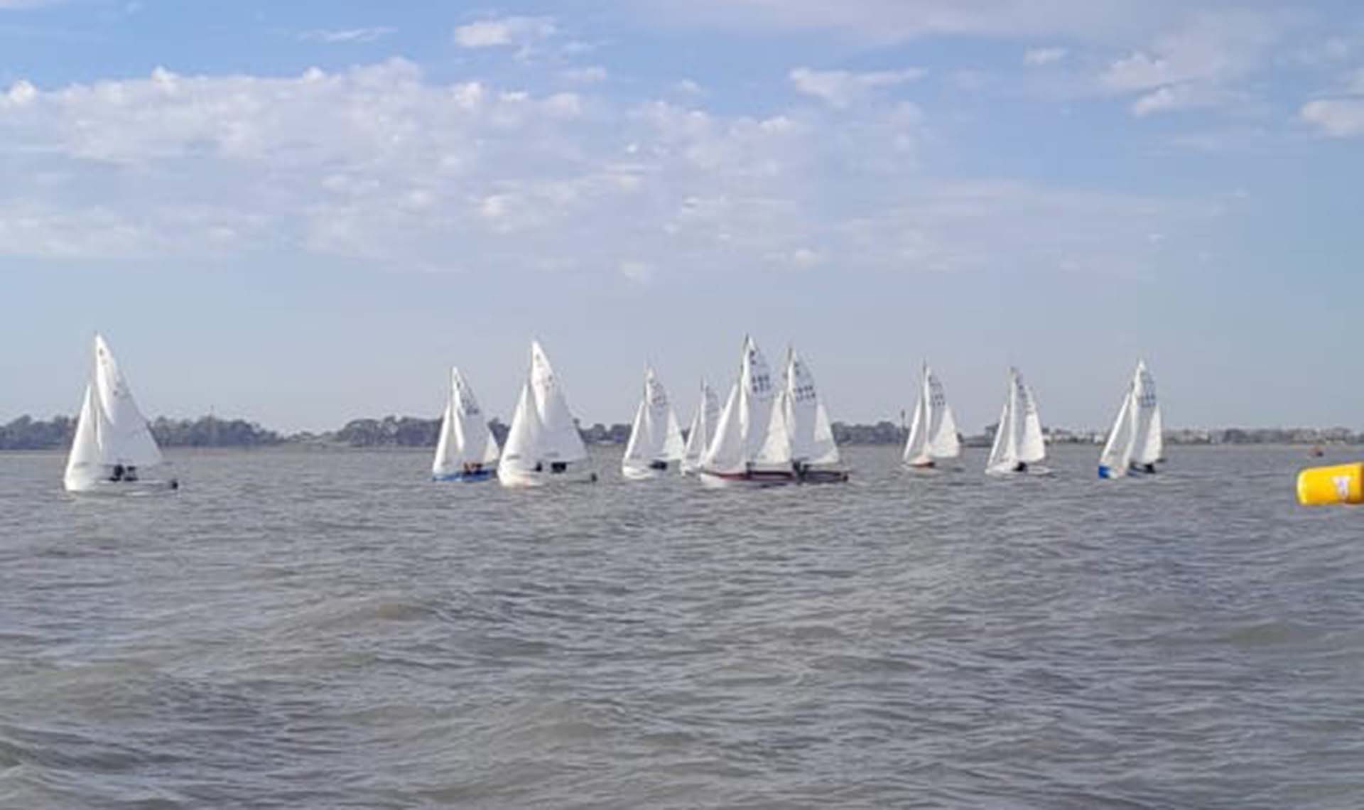 Se realizó en la dársena de la Base Naval Puerto Belgrano y contó con la participación de 13 veleros.