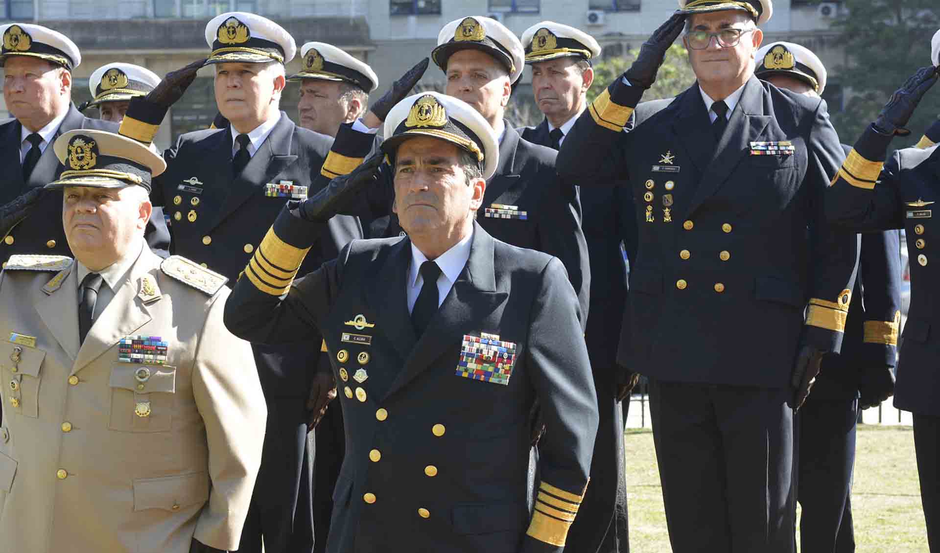 La fecha recuerda el ataque y hundimiento del ARA “Isla de los Estados”, haciendo extensivo el reconocimiento a las fuerzas auxiliares que combatieron durante el Conflicto del Atlántico Sur.